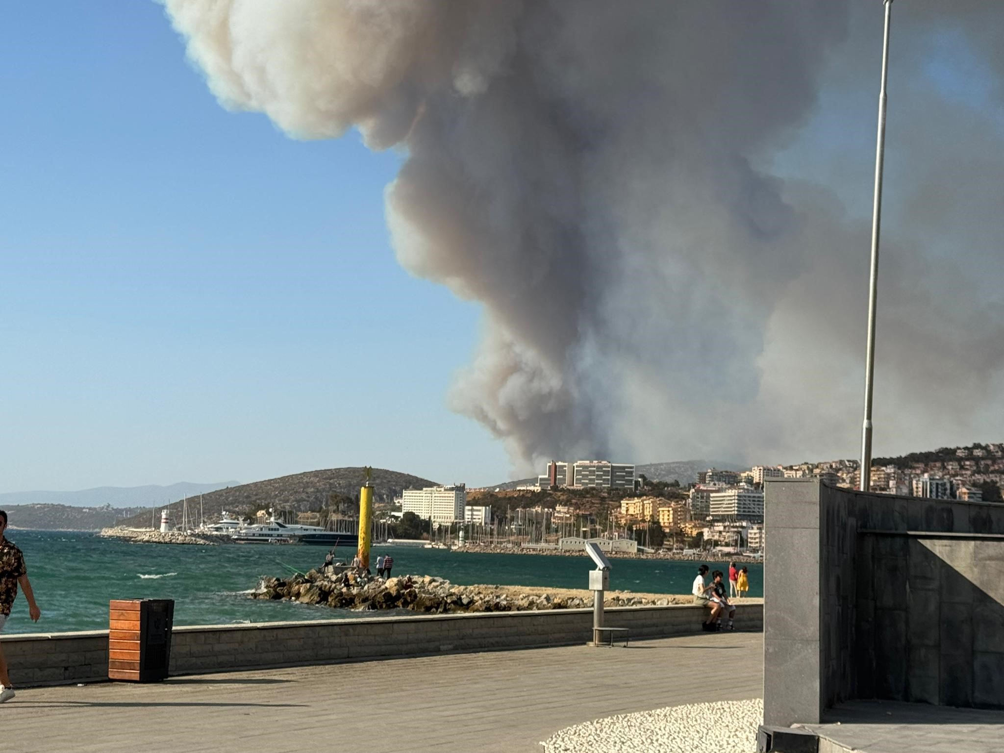 Kuşadası'nı Duman Bulutu Kapladı 5