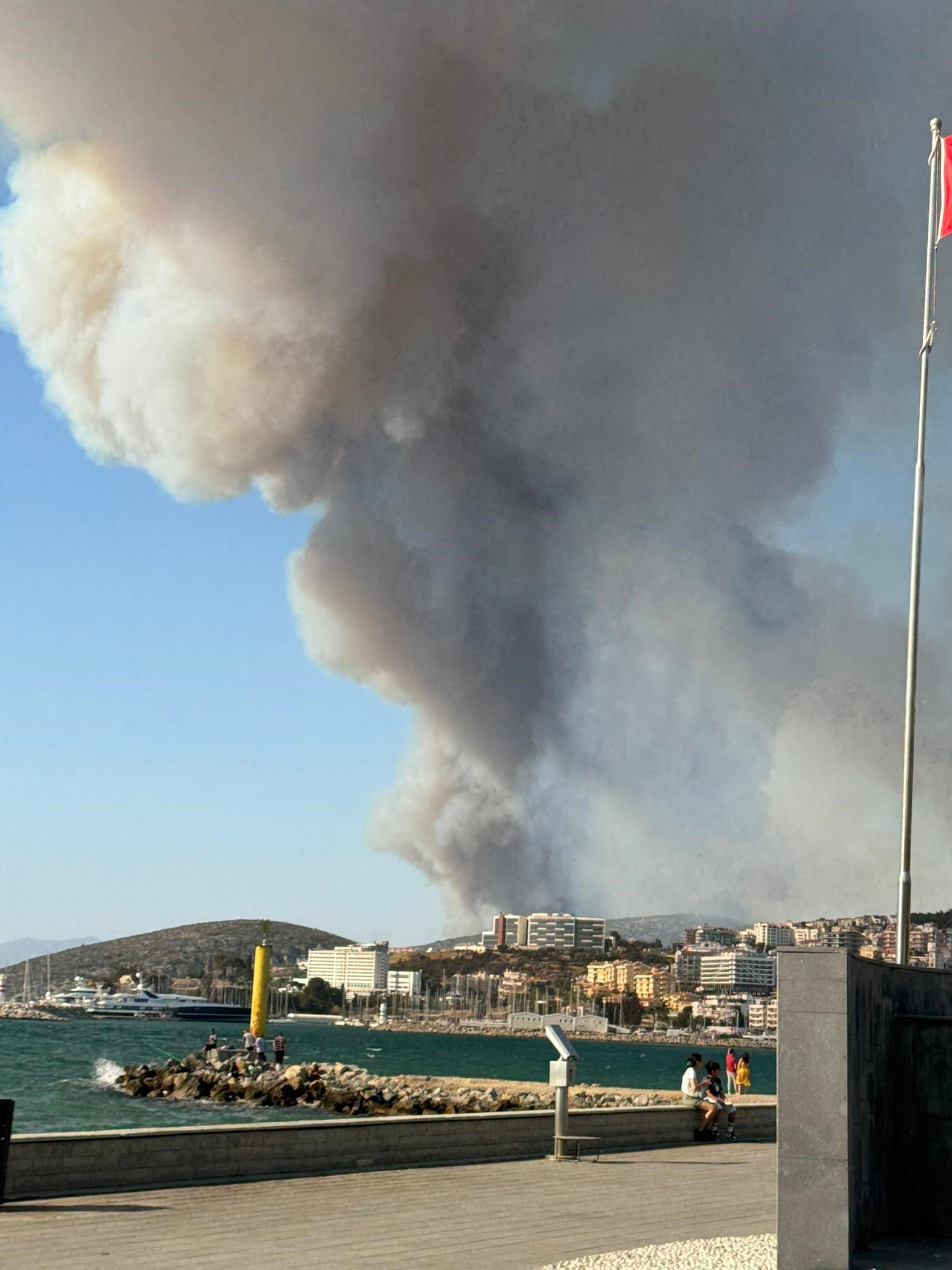 Kuşadası'nı Duman Bulutu Kapladı 6