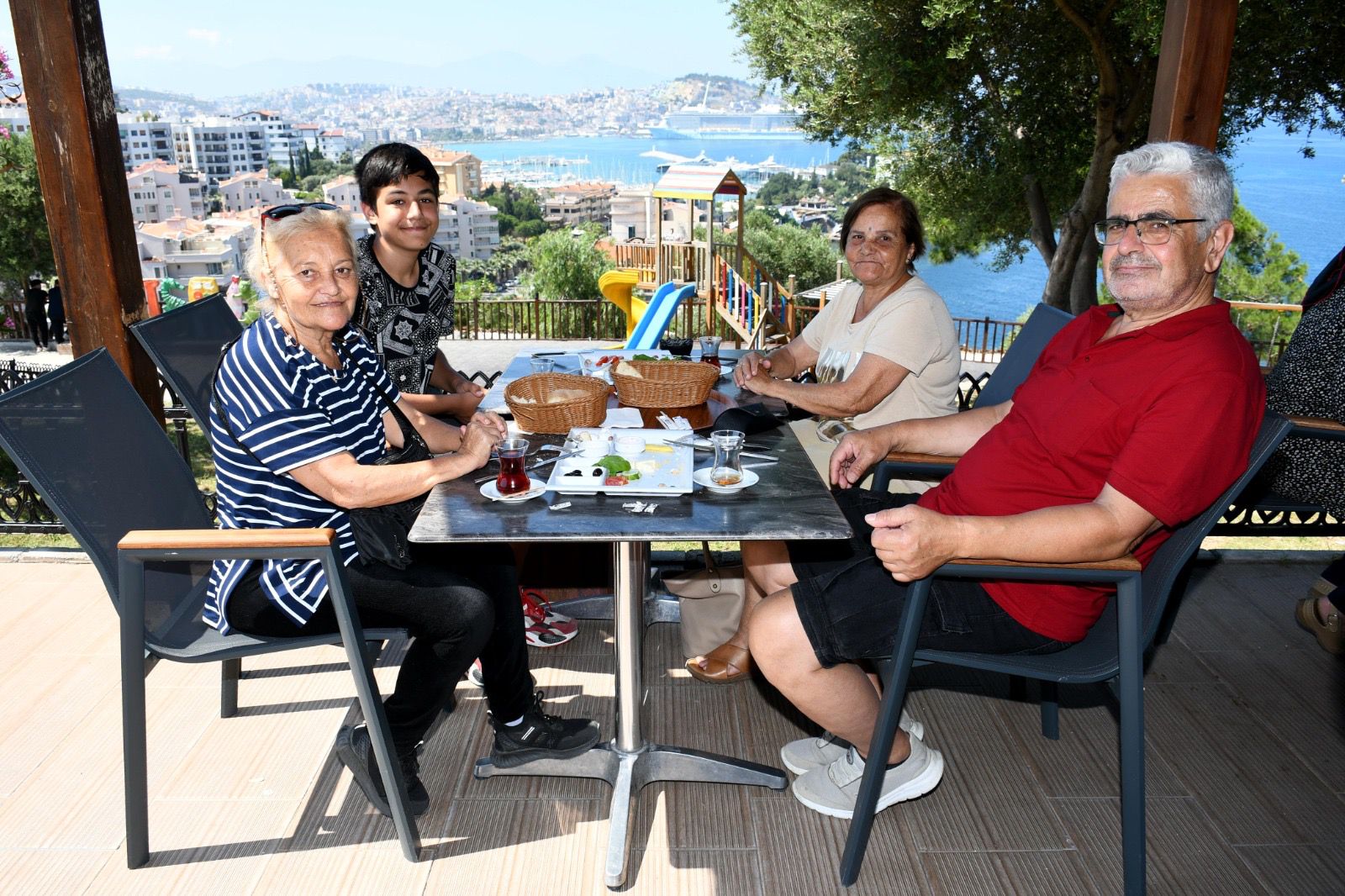 Ömer Günel Ile Hizmet Çağı Yaşanan Kuşadası’nda Bu Bayram Bir Başka Güzel Geçti (7)