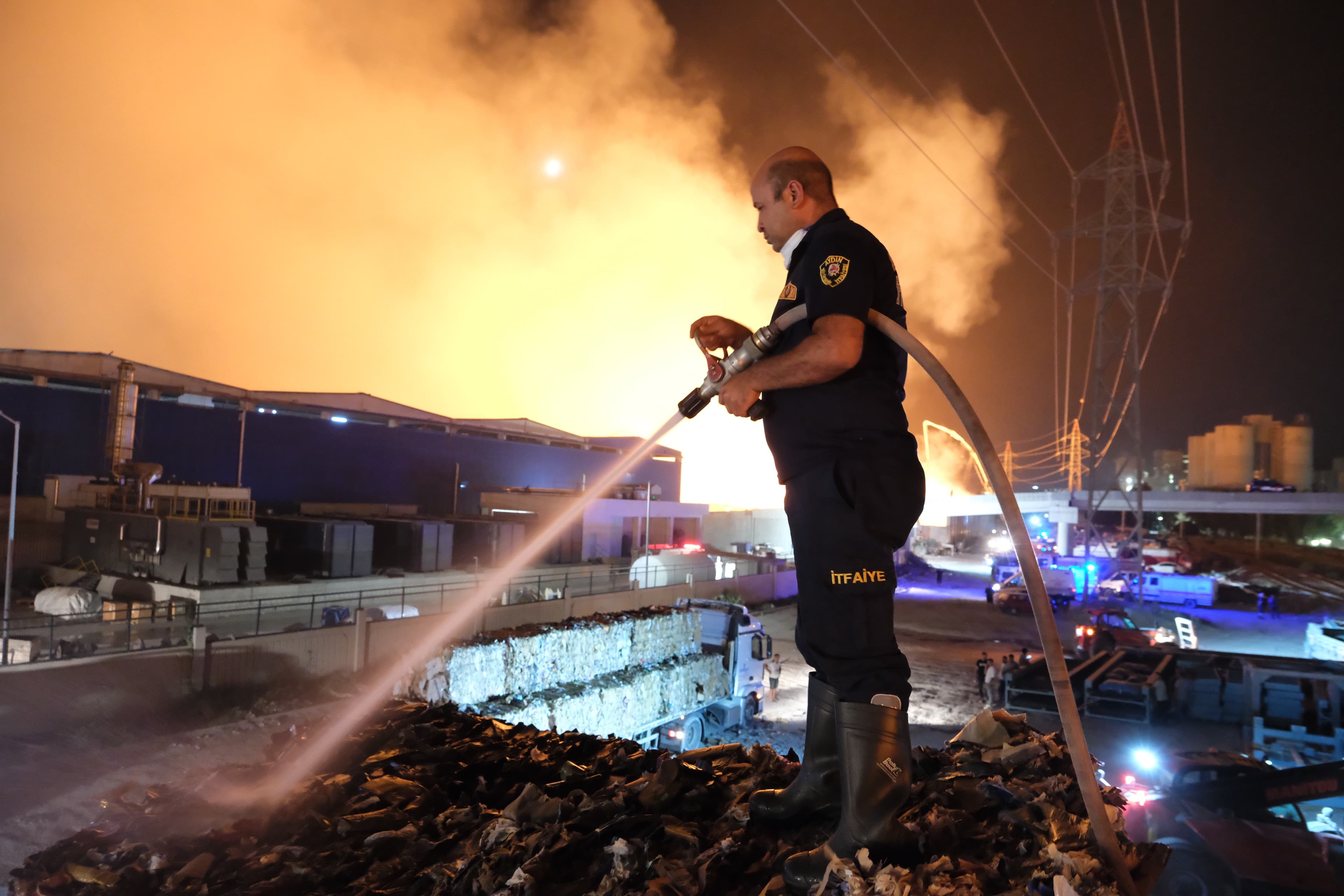 Aydın Itfaiyesi 65 Saattir Alevlerle Mücadele Ediyor (3)