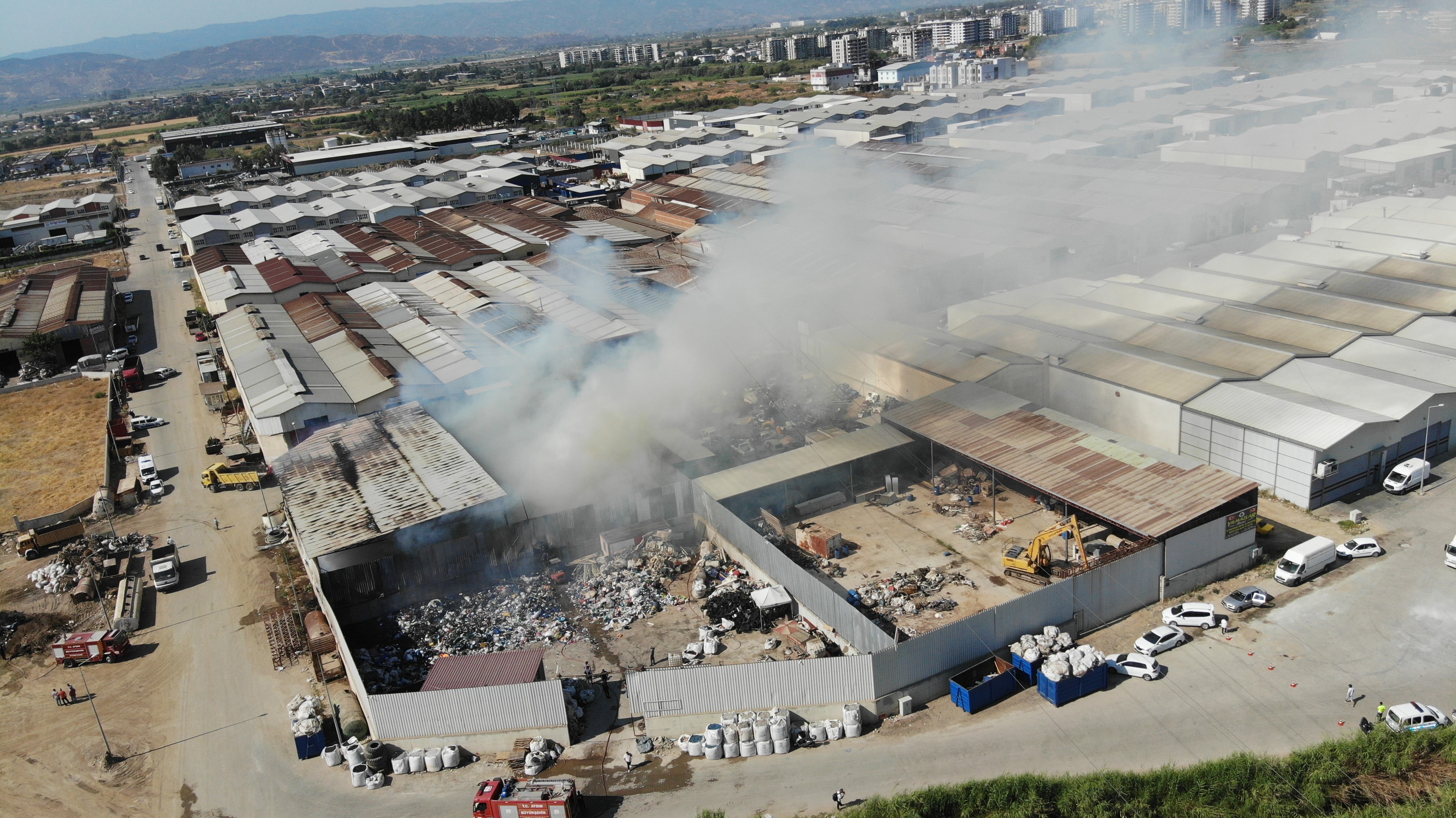 Aydın'da Geri Dönüşüm Tesisinde Yangın Çıktı (3)