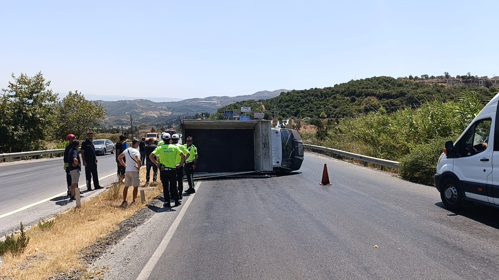 Aydın'da Iki Araç Devrildi (2)