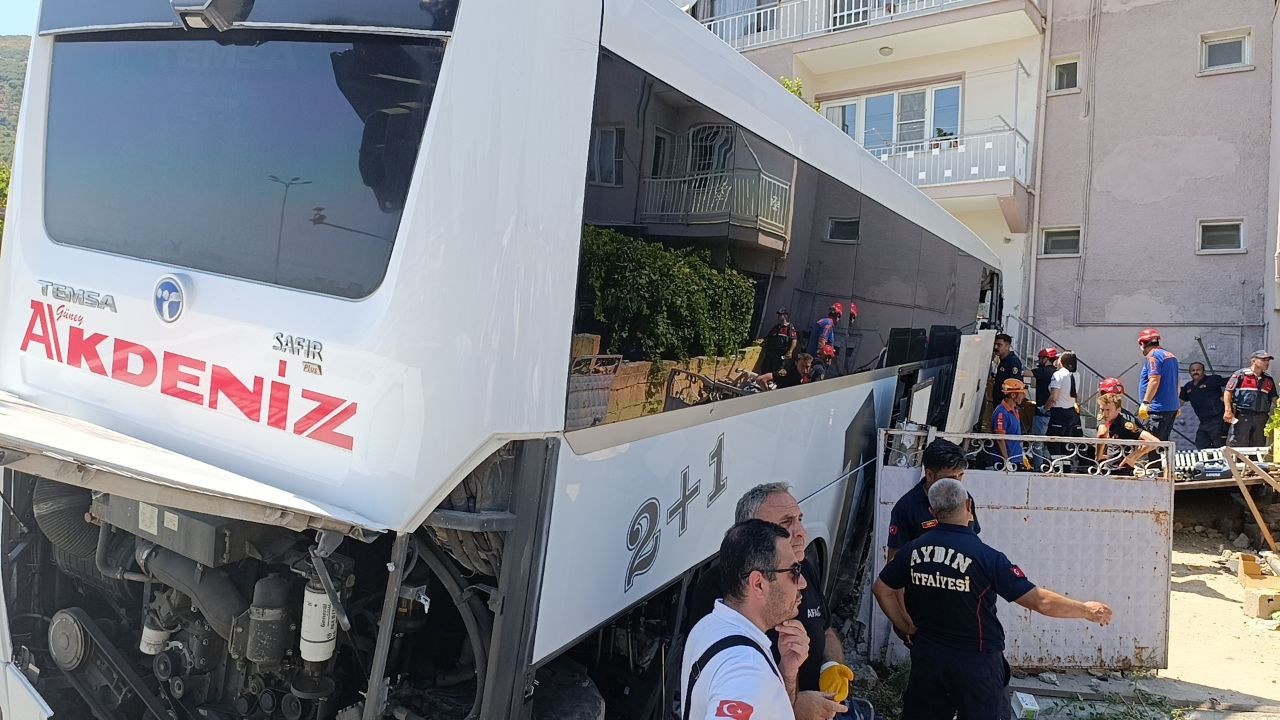 Aydın'da Otobüs Eve Daldı Ölü Ve Yaralılar Var (2)