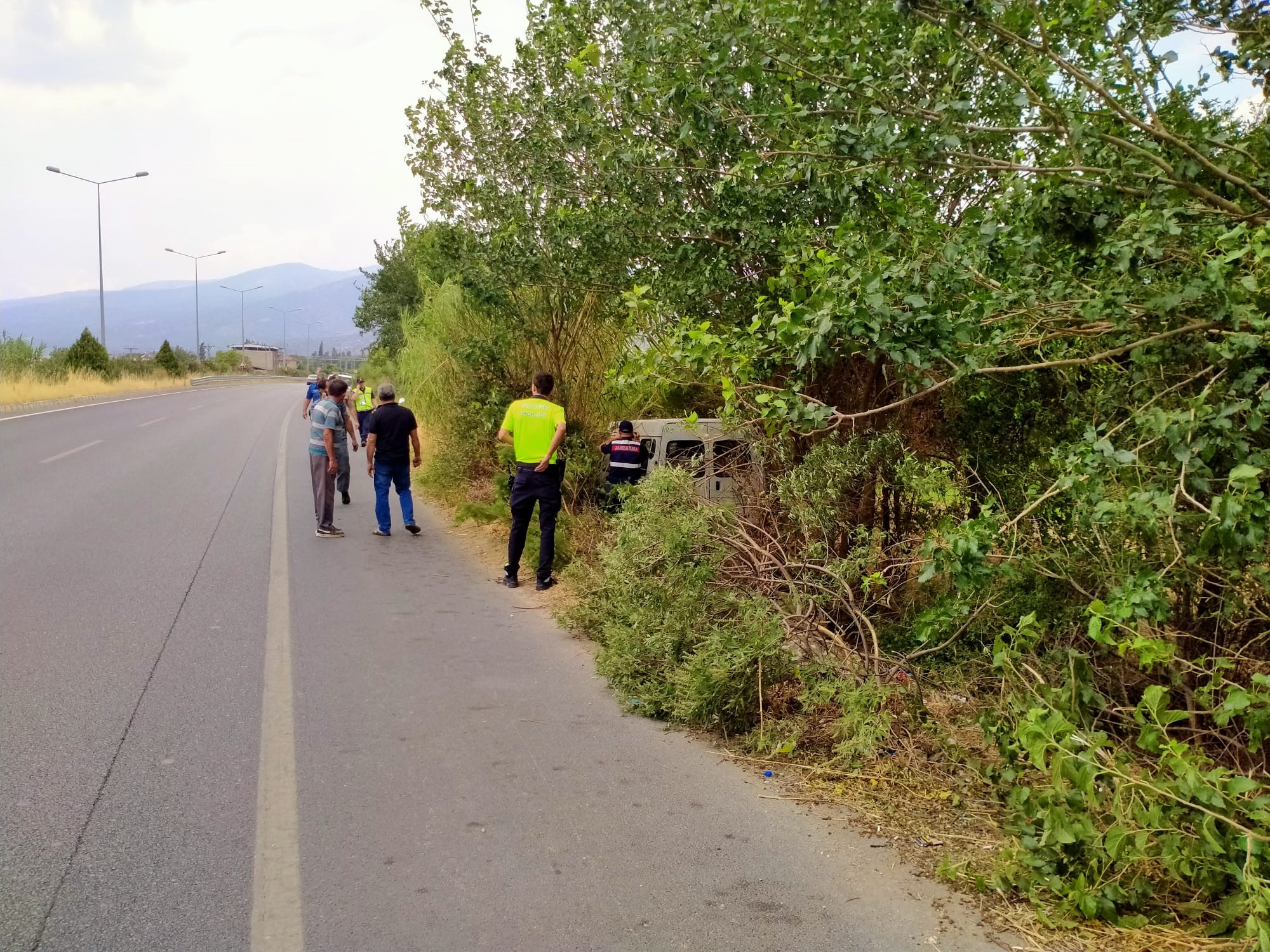 Aydın'da Ticari Araç Yoldan Çıktı (4)