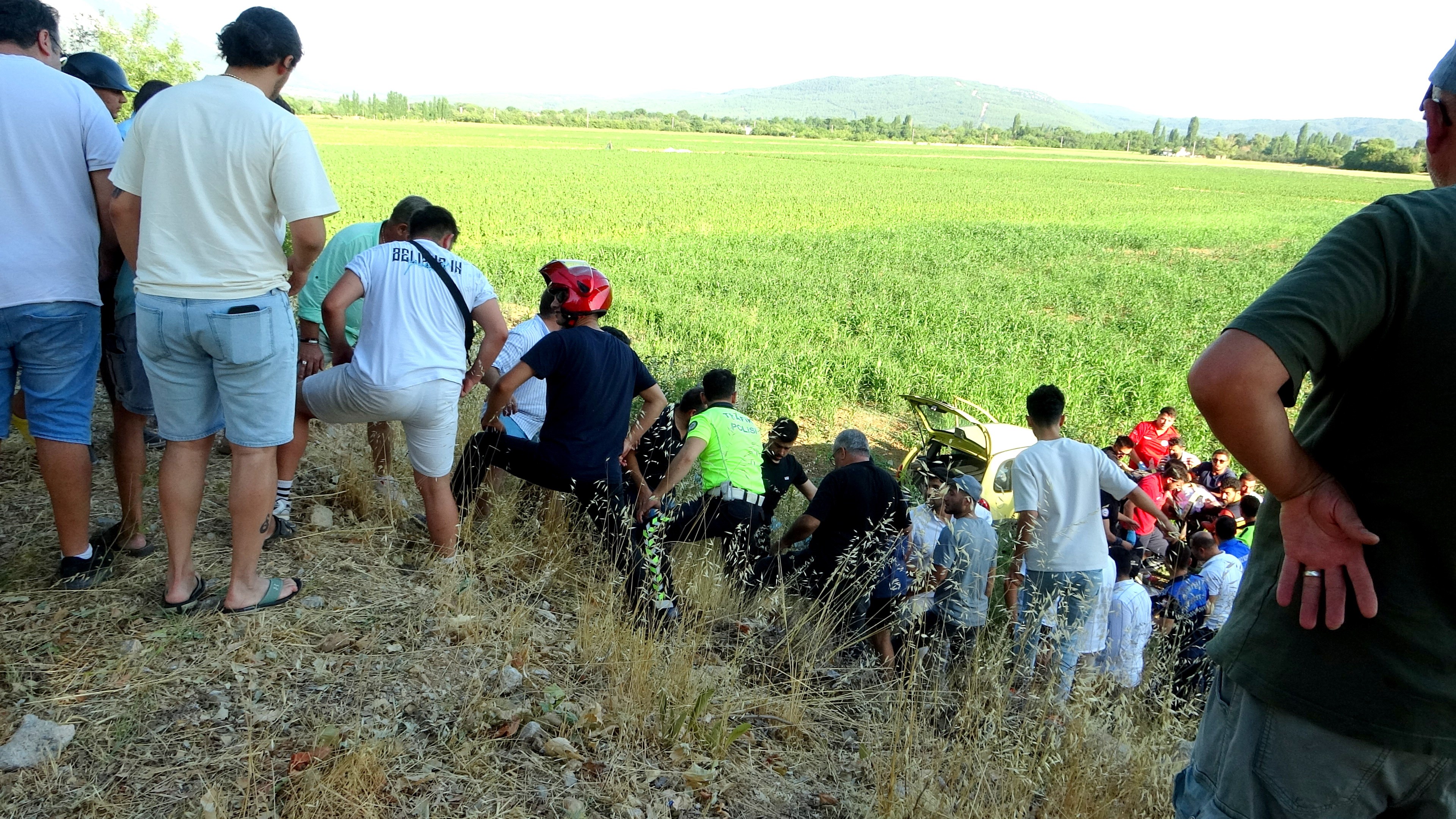 Hamile Kadının Kullandığı Otomobil Tarlaya Uçtu (4)