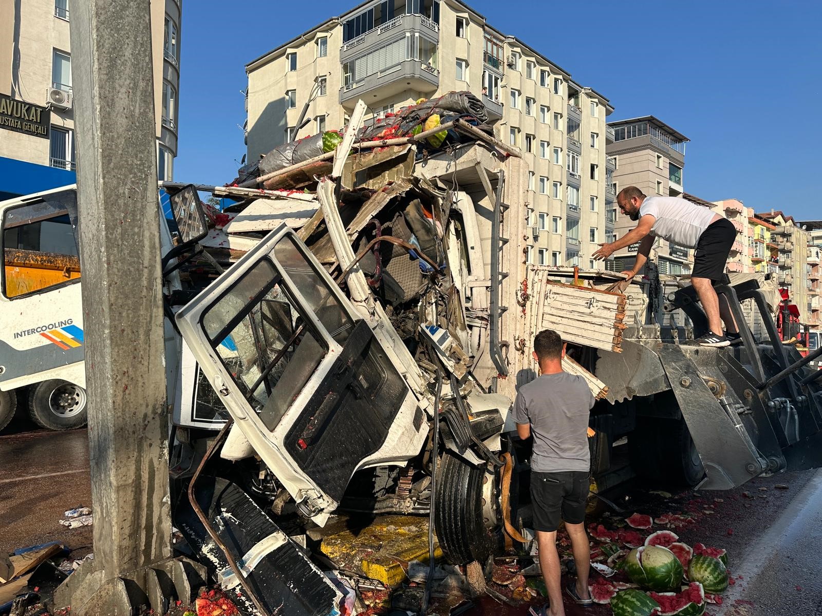 Karpuz Yüklü Kamyonun Sürücüsü Hayatını Kaybetti (2)