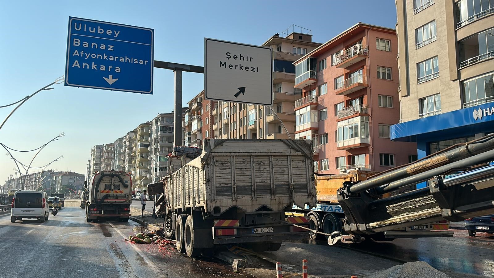 Karpuz Yüklü Kamyonun Sürücüsü Hayatını Kaybetti (6)