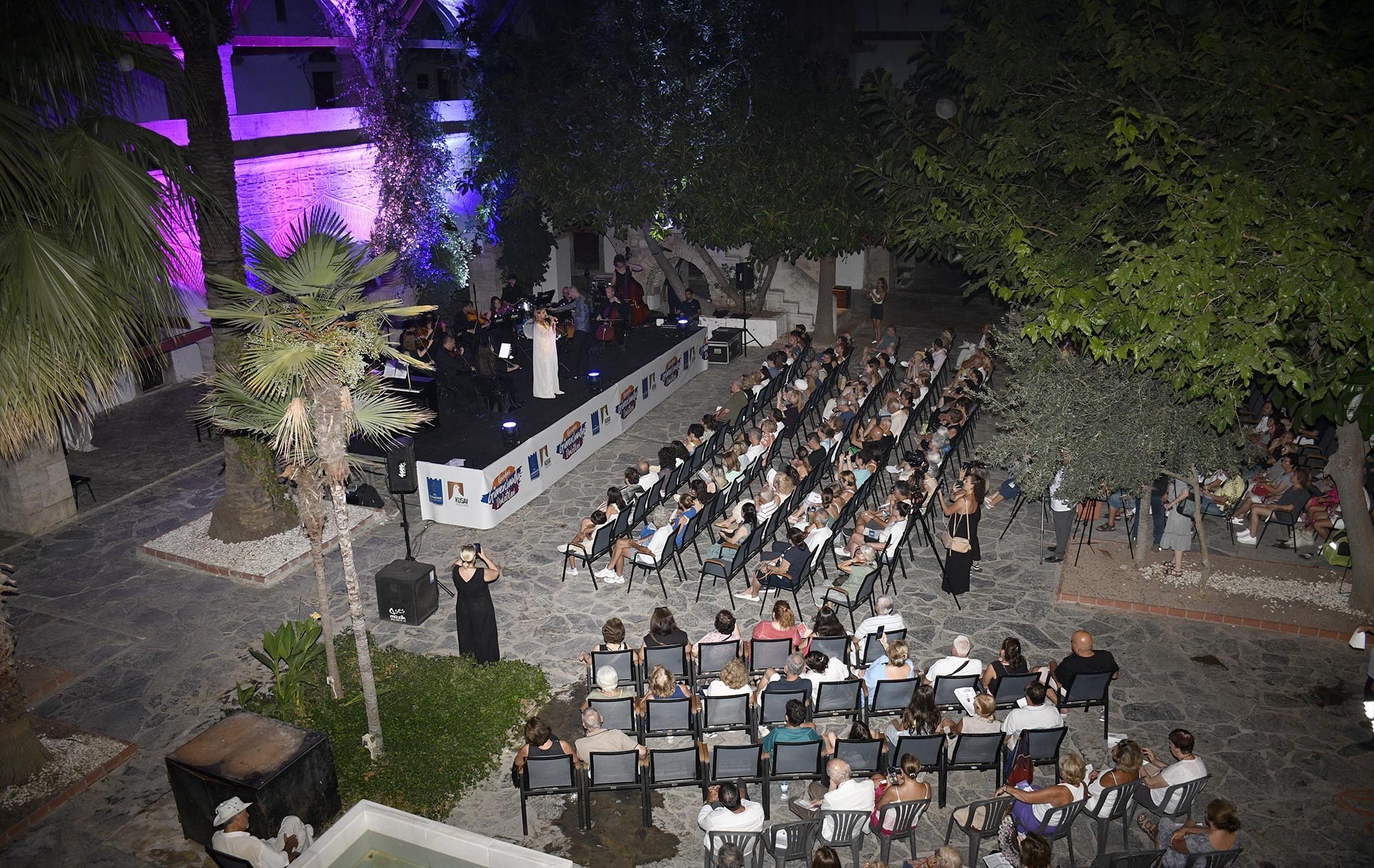 Katar’ın Ilk Kadın Sanatçısı Türkiye’deki Ilk Konserini Kuşadası’nda Verdi (3)