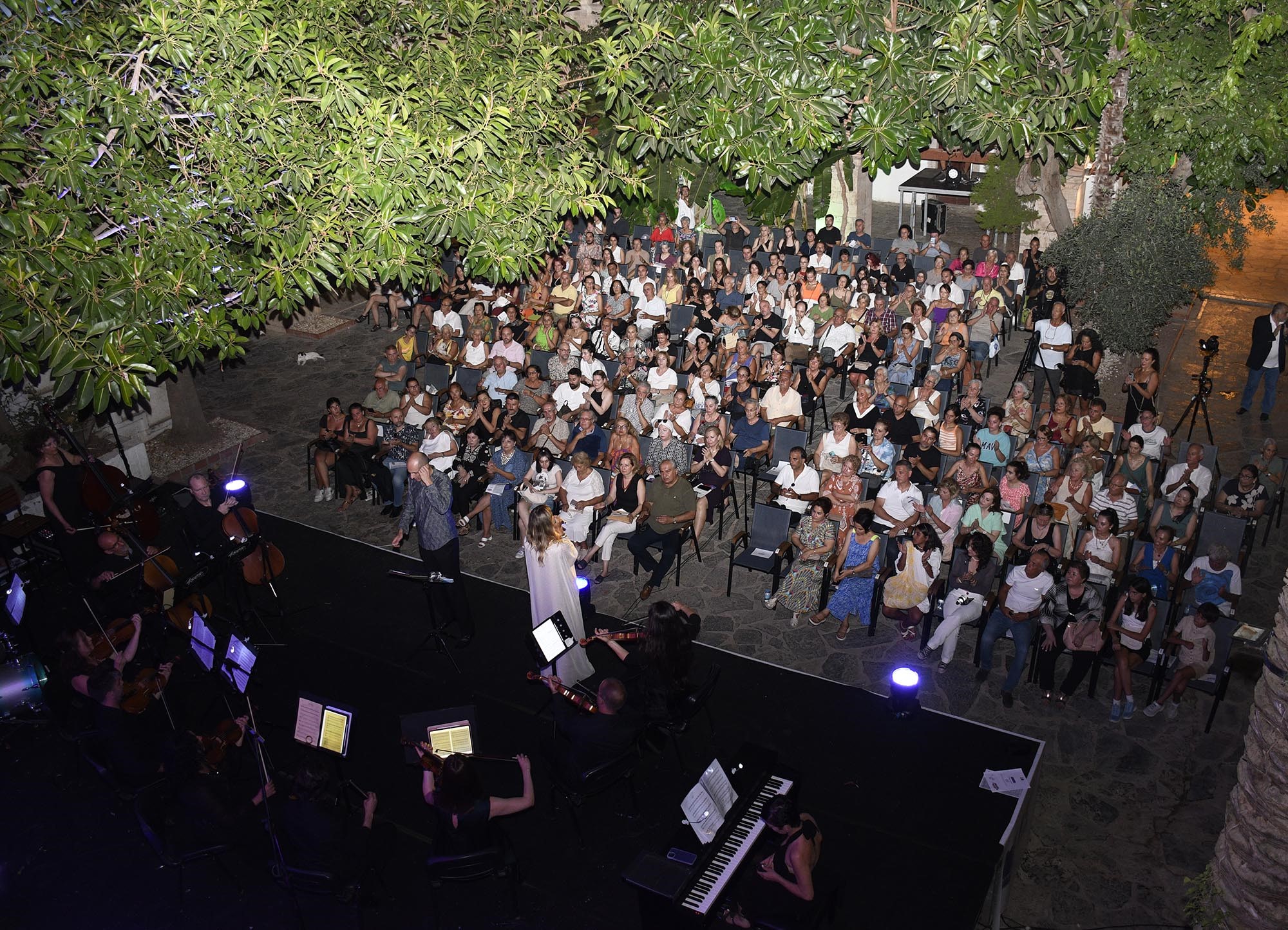 Katar’ın Ilk Kadın Sanatçısı Türkiye’deki Ilk Konserini Kuşadası’nda Verdi (4)