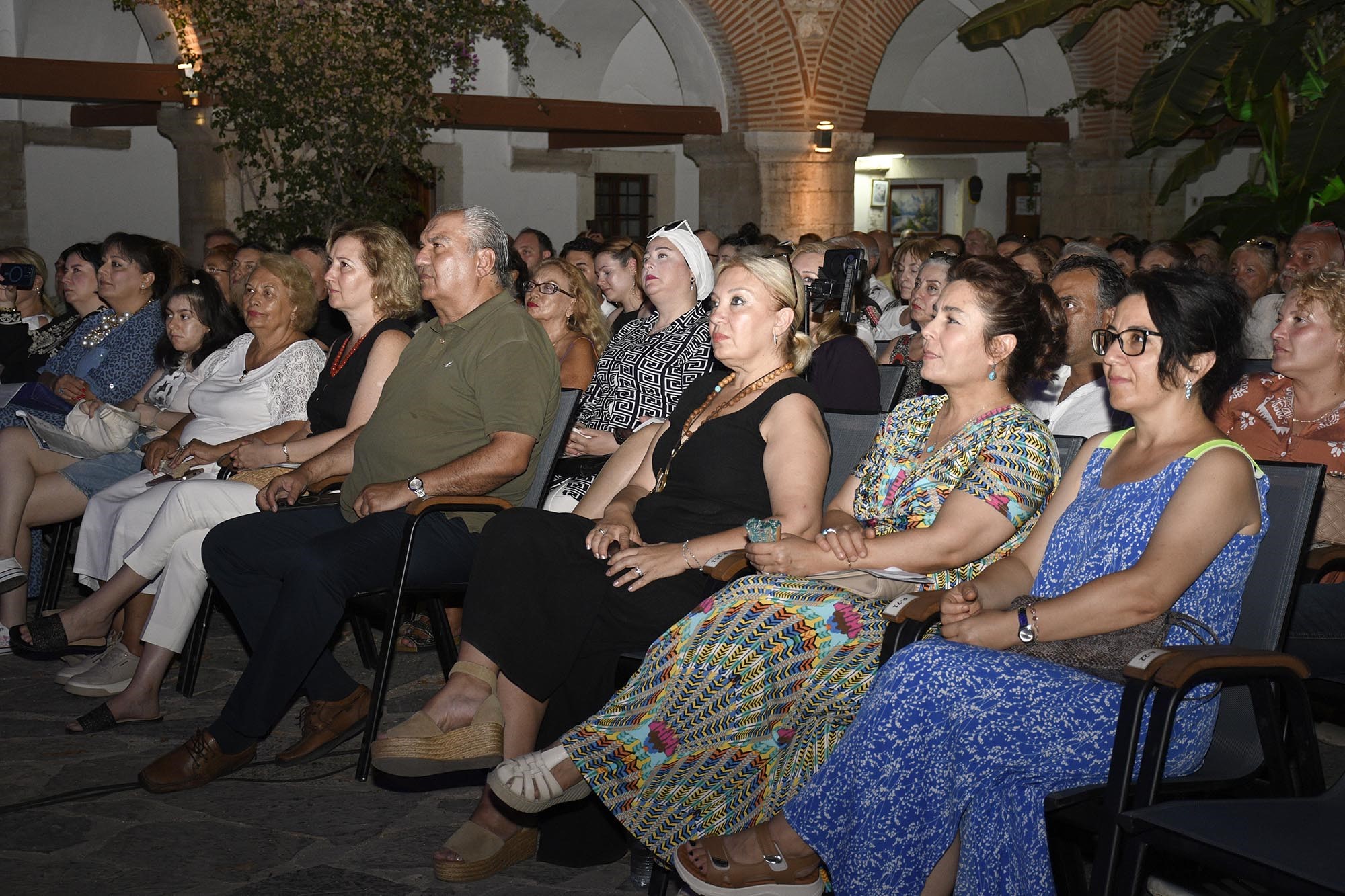 Katar’ın Ilk Kadın Sanatçısı Türkiye’deki Ilk Konserini Kuşadası’nda Verdi (5)