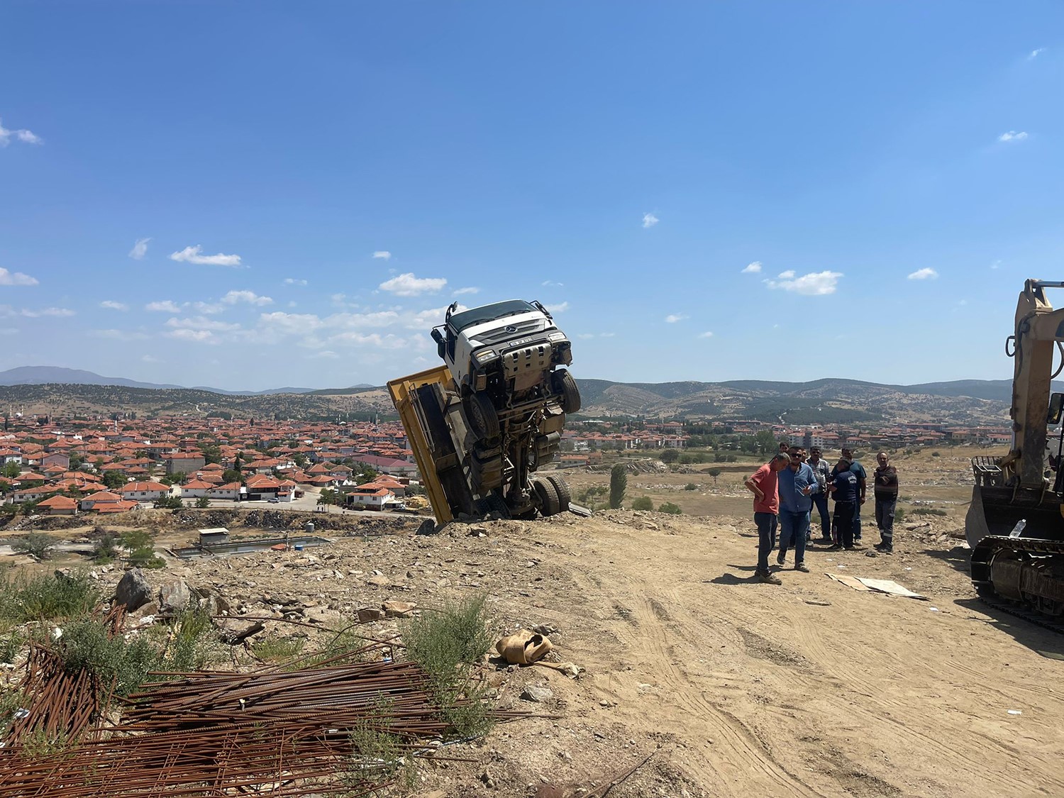 Moloz Boşaltan Kamyon Havada Asılı Kaldı