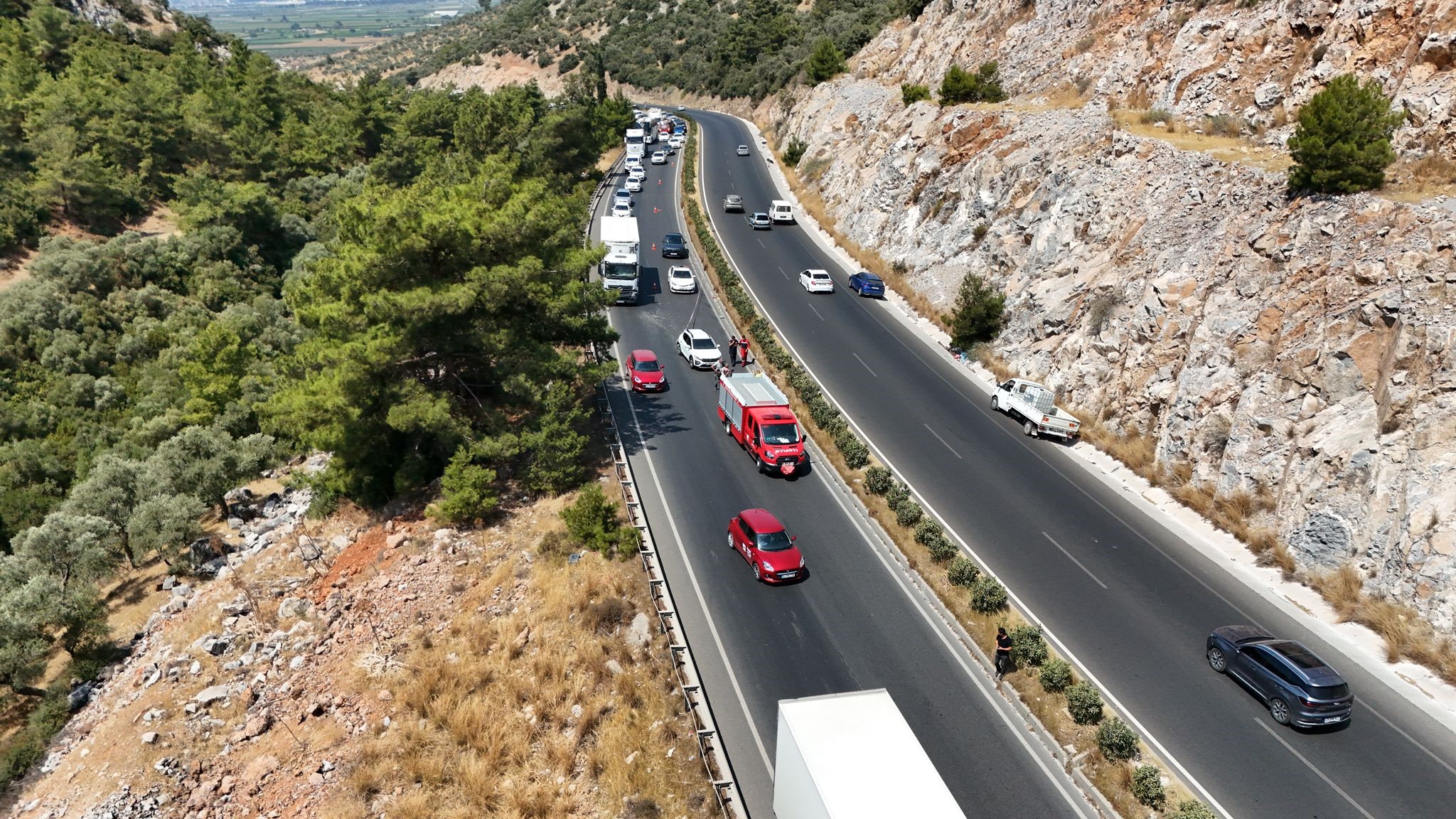 Otomobil Ile Tır Çarpıştı, Yol Trafiğe Kapandı (2)