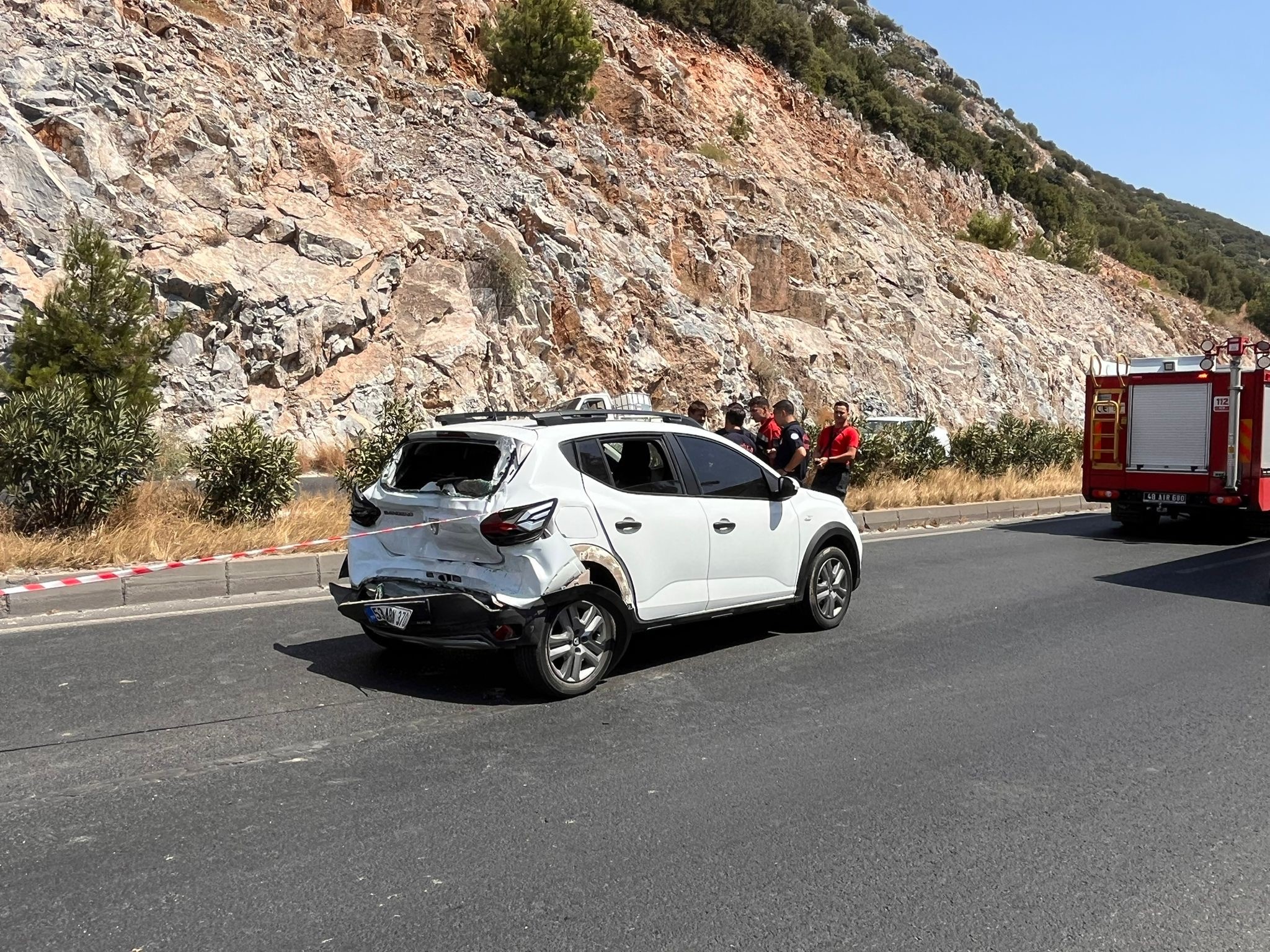 Otomobil Ile Tır Çarpıştı, Yol Trafiğe Kapandı (3)