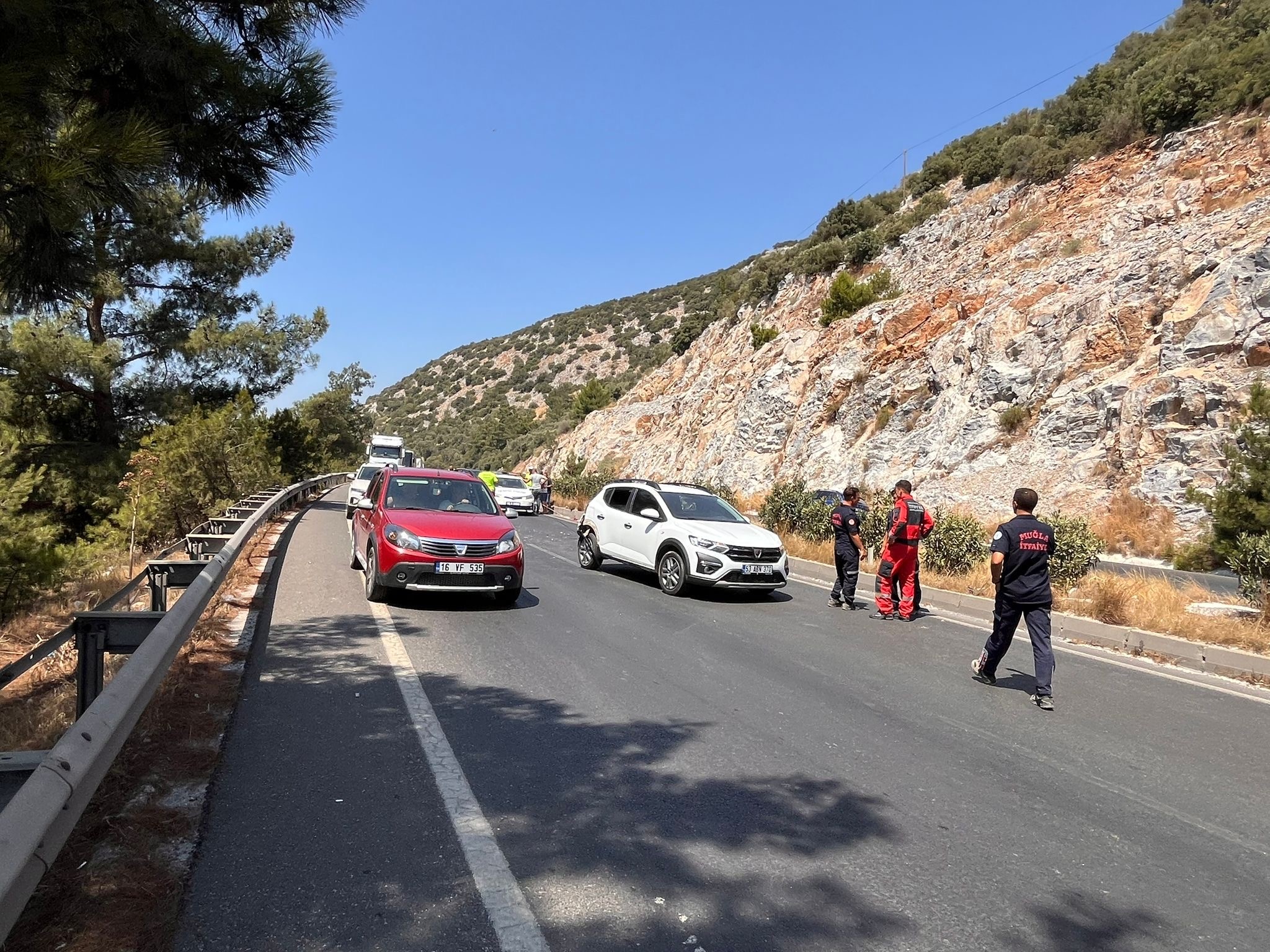 Otomobil Ile Tır Çarpıştı, Yol Trafiğe Kapandı (4)