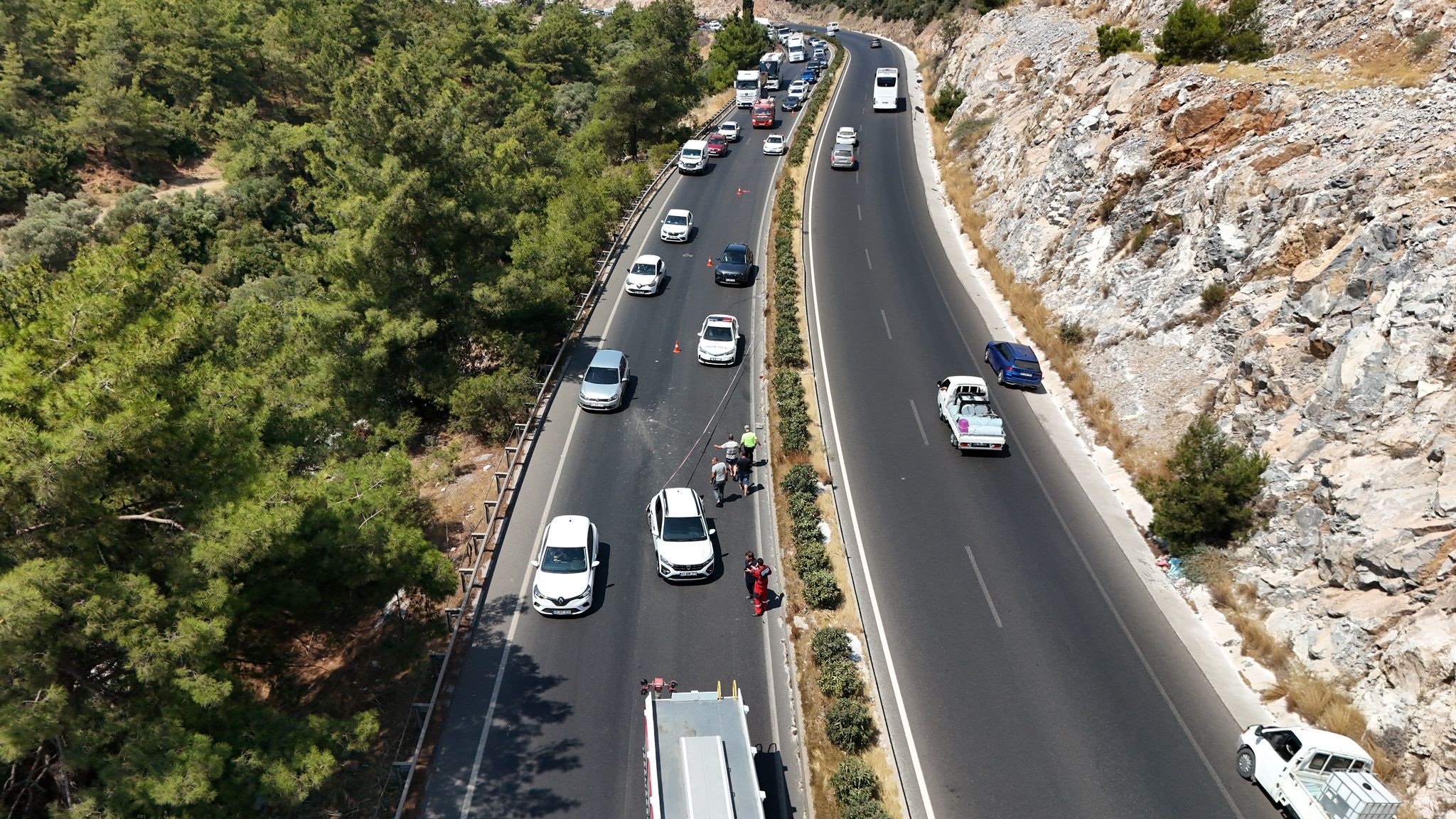 Otomobil Ile Tır Çarpıştı, Yol Trafiğe Kapandı