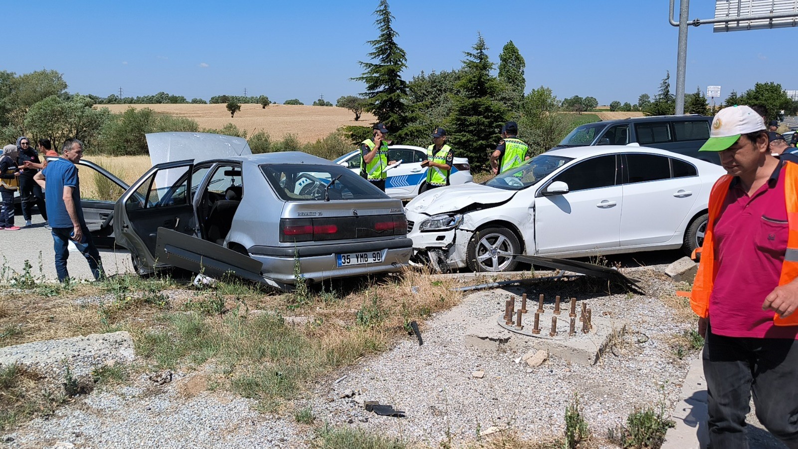 Trafik Kazasında Ölü Ve Yaralılar Var