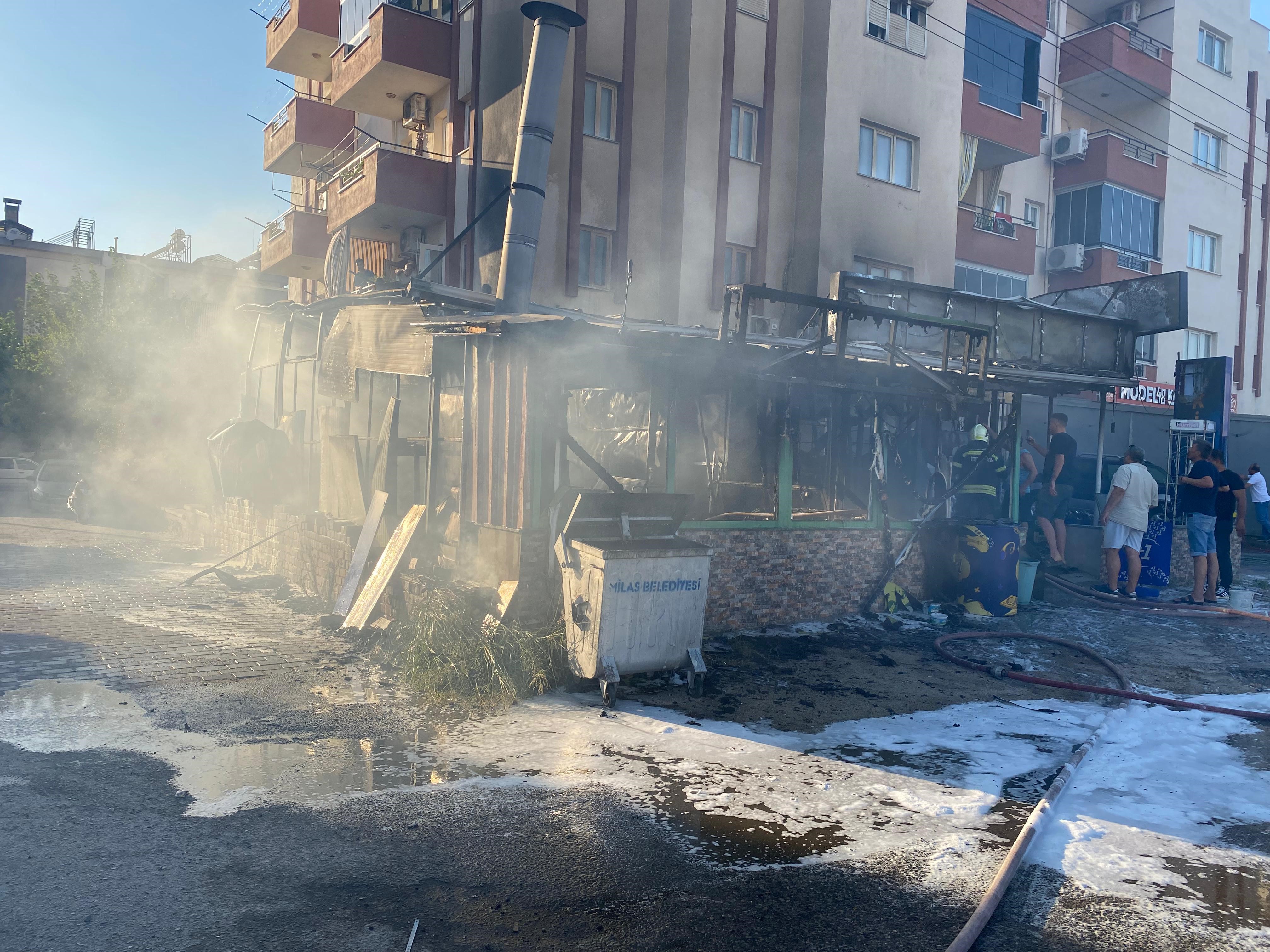 Yangında Iş Yeri Küle Döndü (2)