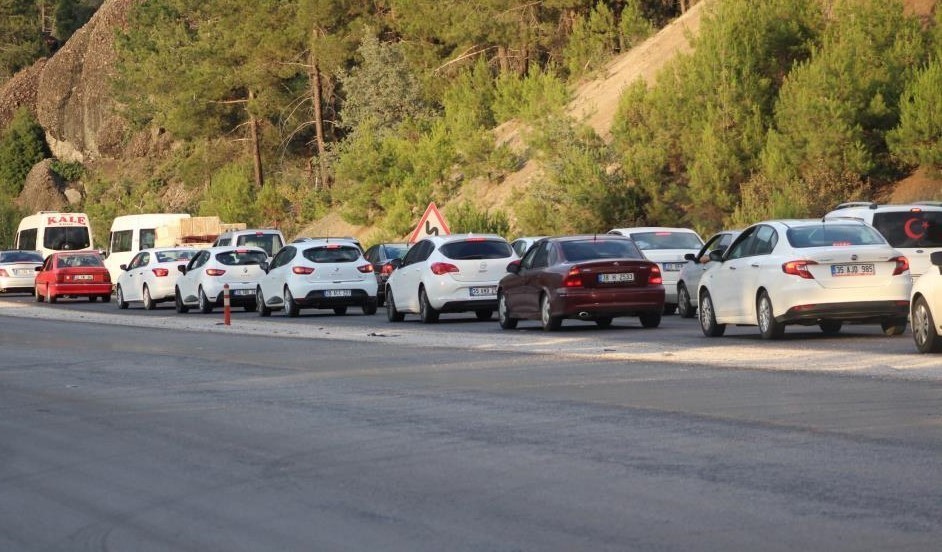 Yol Çift Yönlü Trafiğe Kapatıldı (2)