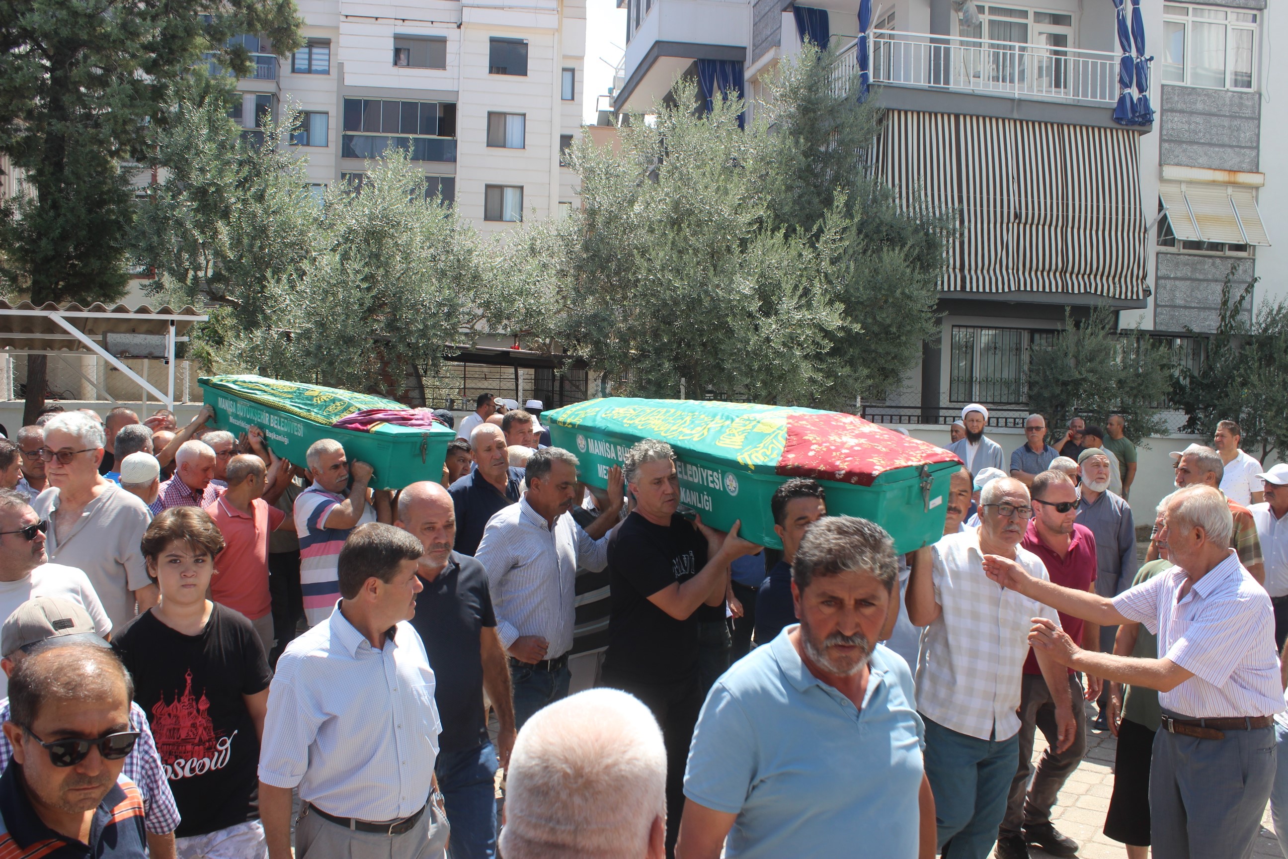 Annenin Feryatları Yürekleri Dağladı; Üç Çocuğunu Aynı Anda Toprağa Verdi (10)