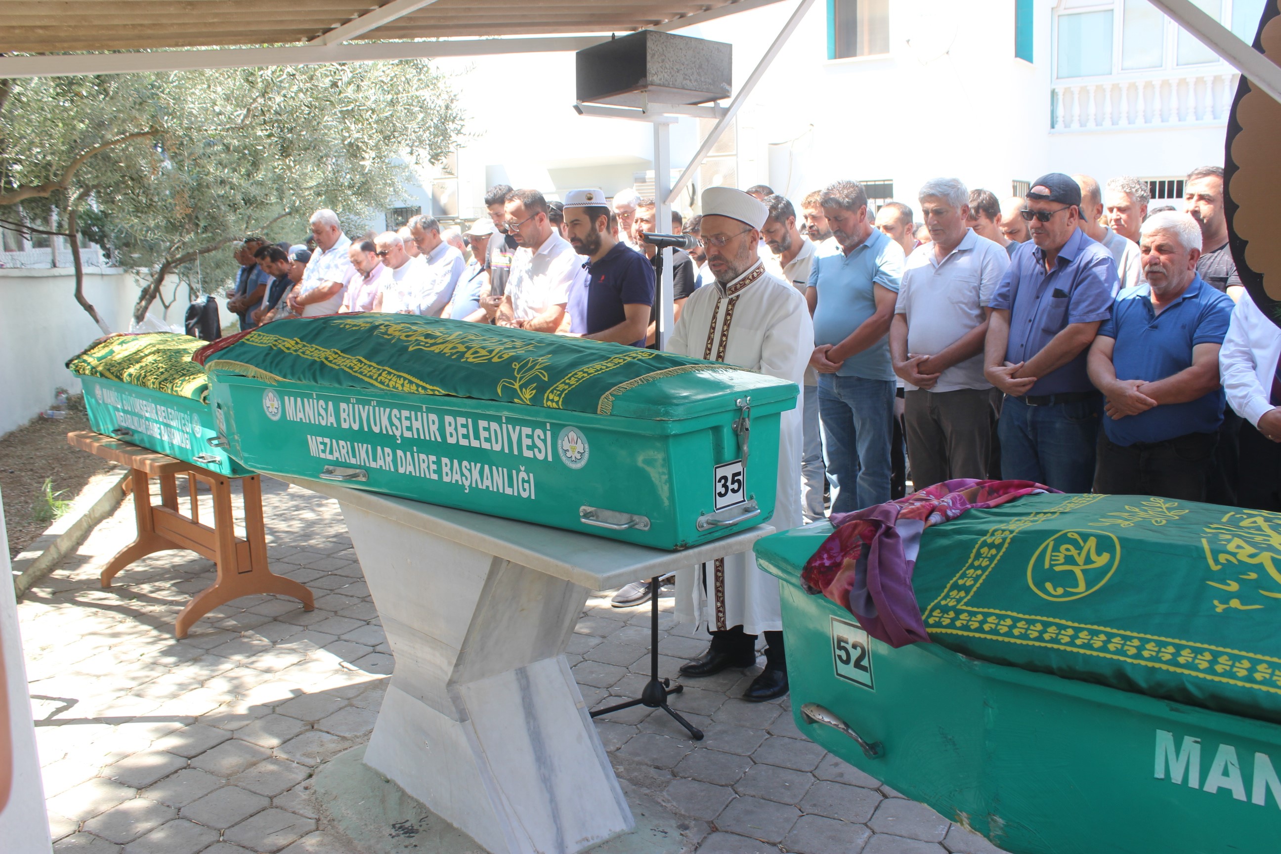 Annenin Feryatları Yürekleri Dağladı; Üç Çocuğunu Aynı Anda Toprağa Verdi (12)