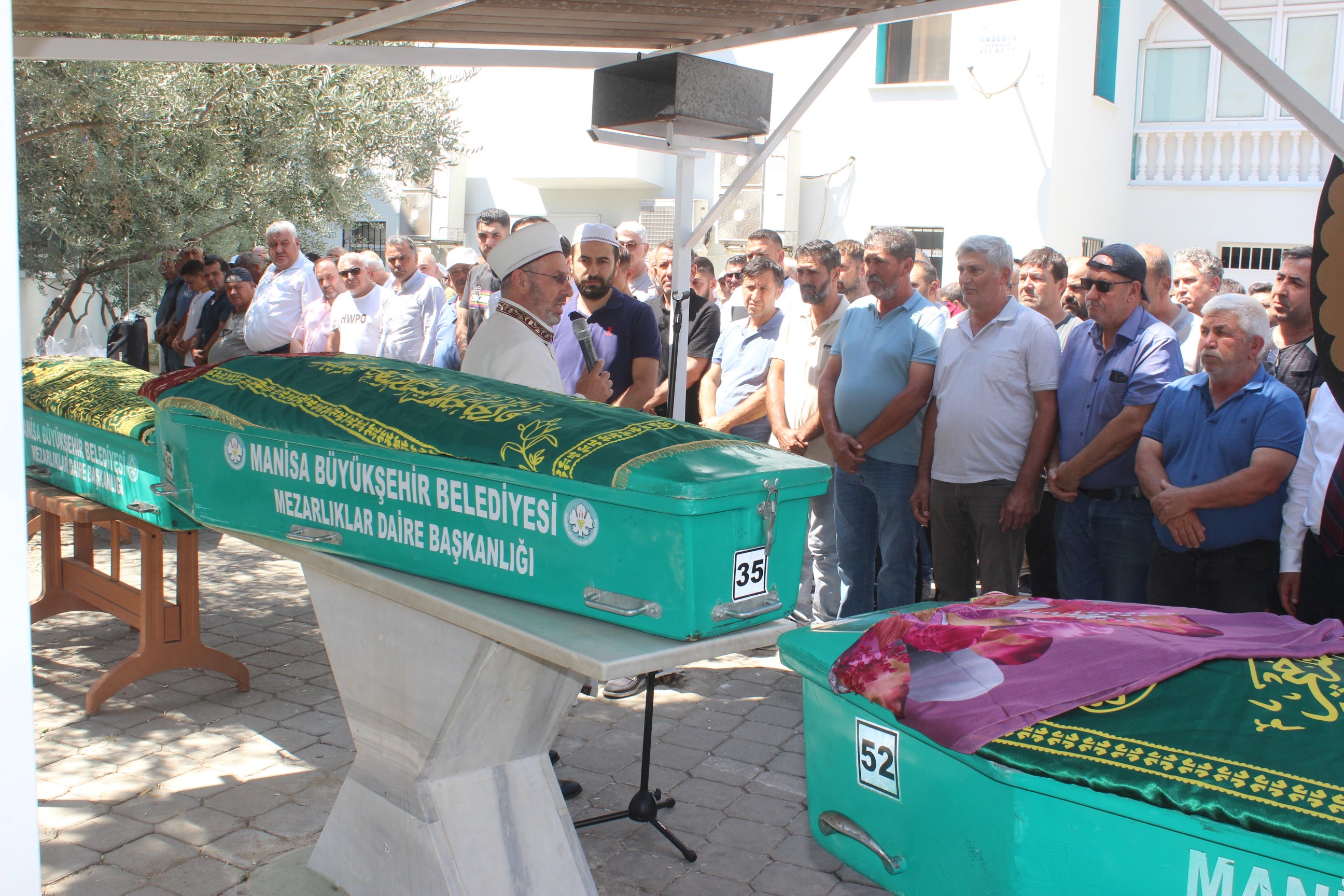 Annenin Feryatları Yürekleri Dağladı; Üç Çocuğunu Aynı Anda Toprağa Verdi (13)