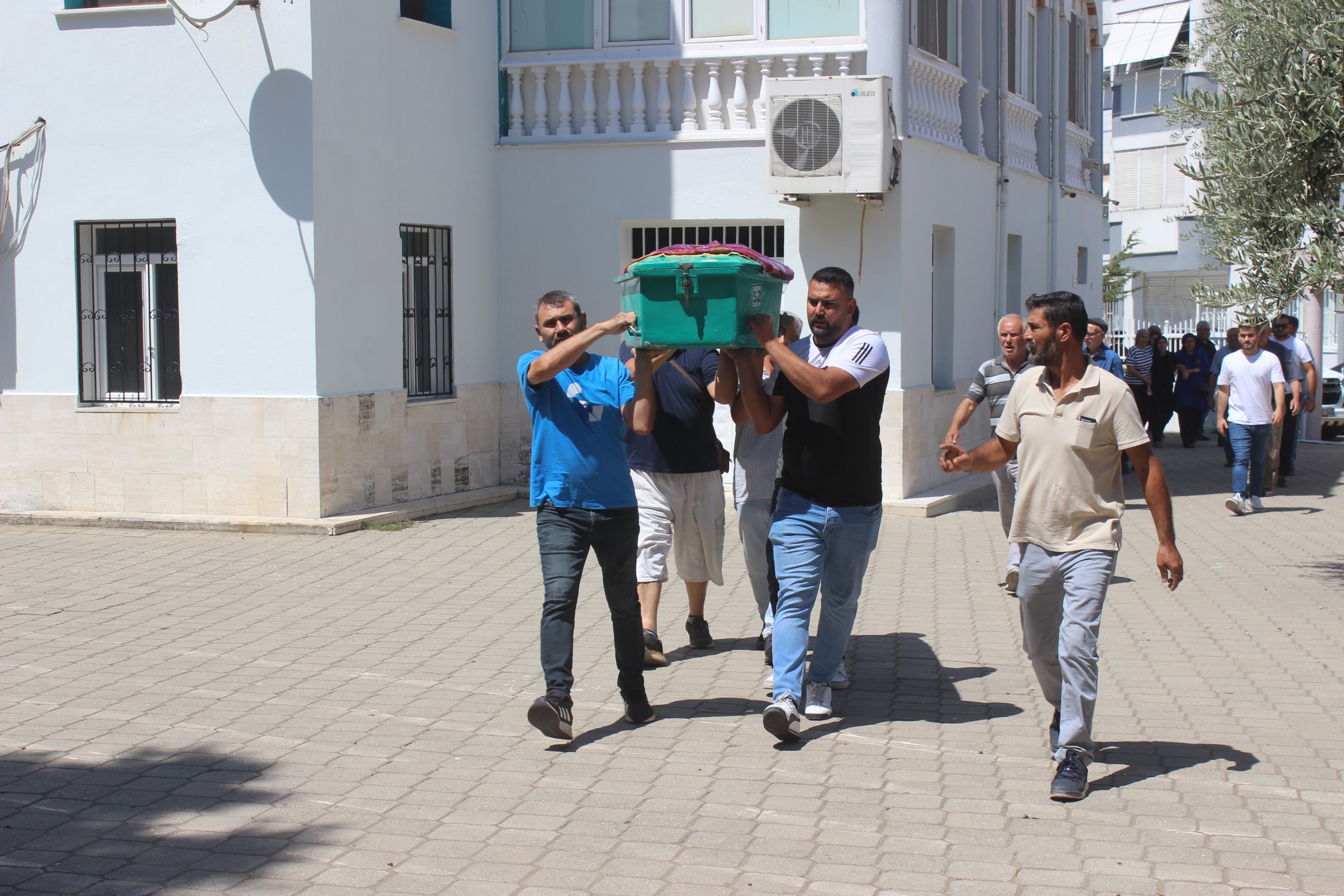 Annenin Feryatları Yürekleri Dağladı; Üç Çocuğunu Aynı Anda Toprağa Verdi (14)