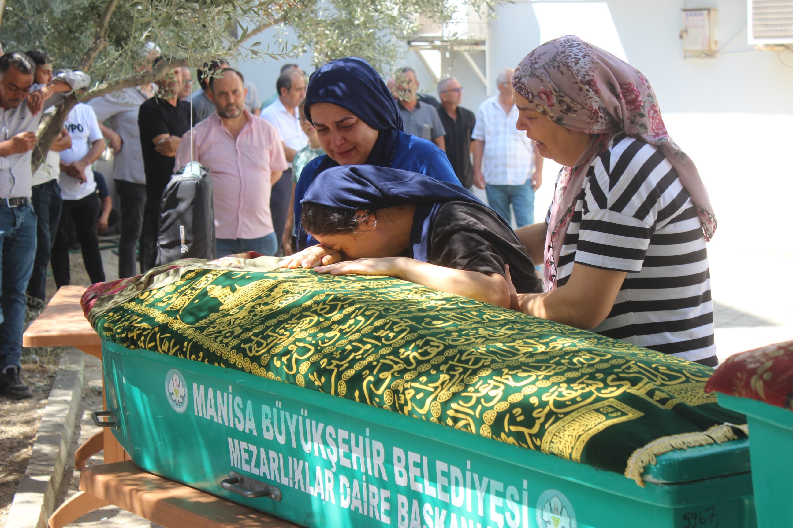 Annenin Feryatları Yürekleri Dağladı; Üç Çocuğunu Aynı Anda Toprağa Verdi (2)