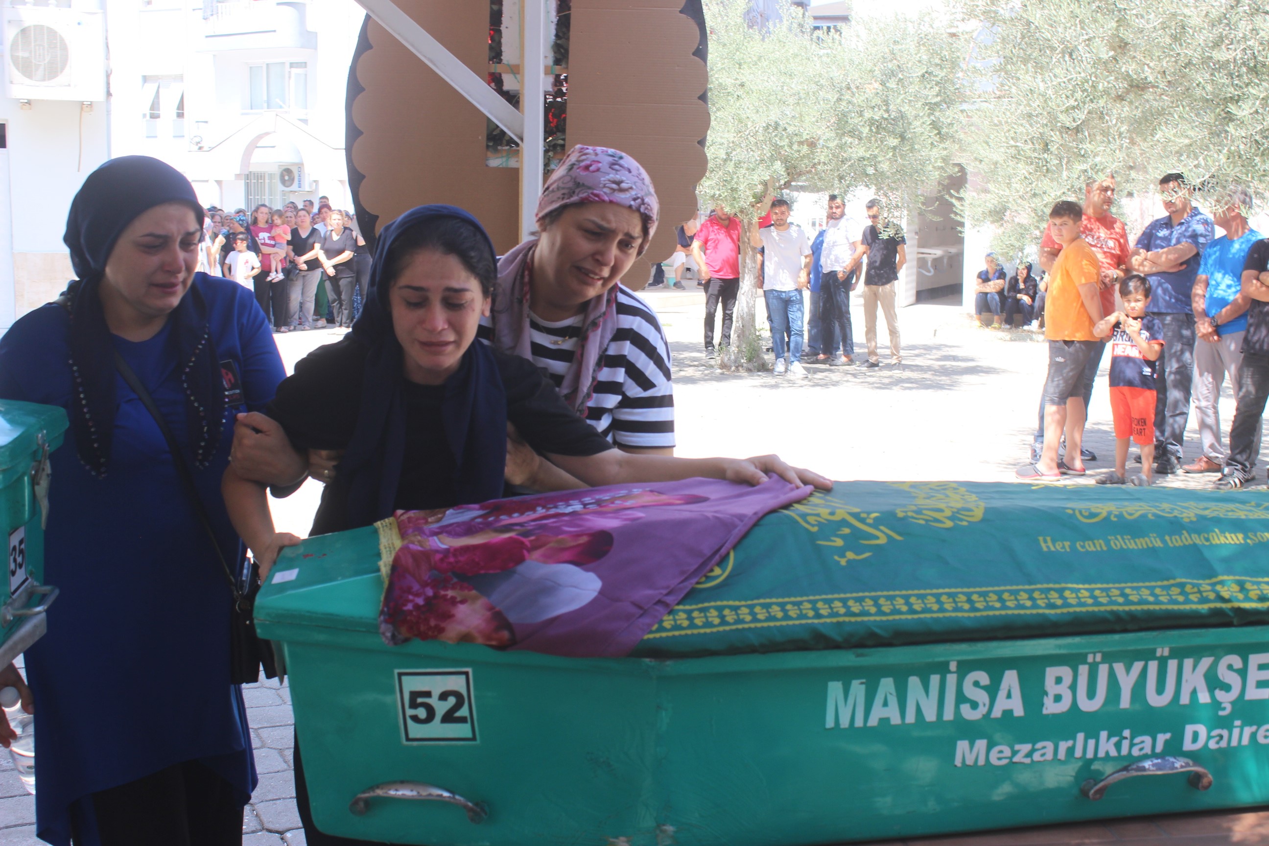 Annenin Feryatları Yürekleri Dağladı; Üç Çocuğunu Aynı Anda Toprağa Verdi (3)