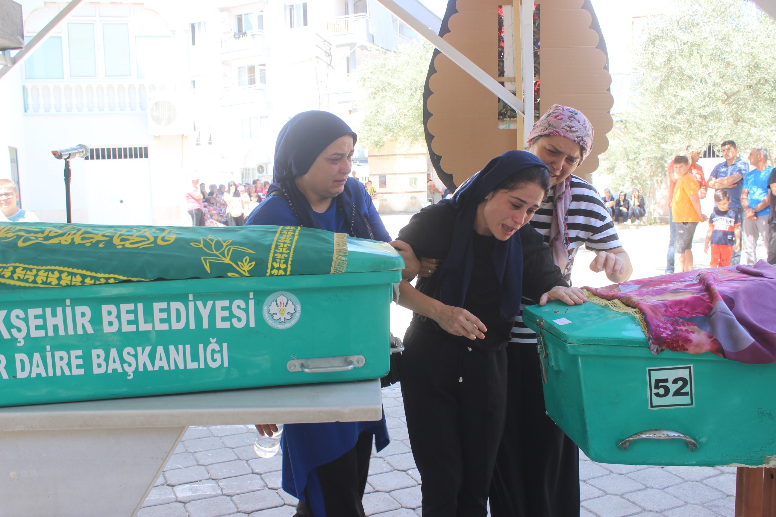 Annenin Feryatları Yürekleri Dağladı; Üç Çocuğunu Aynı Anda Toprağa Verdi (4)