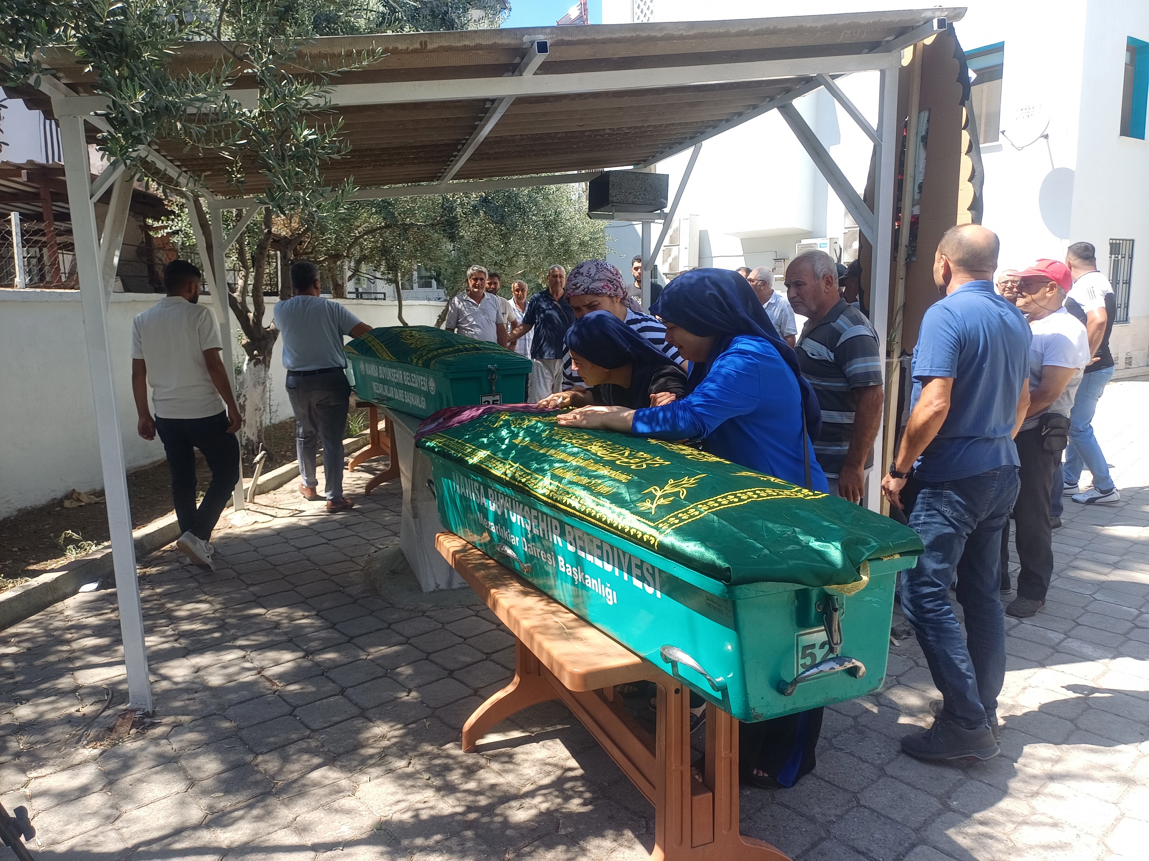 Annenin Feryatları Yürekleri Dağladı; Üç Çocuğunu Aynı Anda Toprağa Verdi (8)