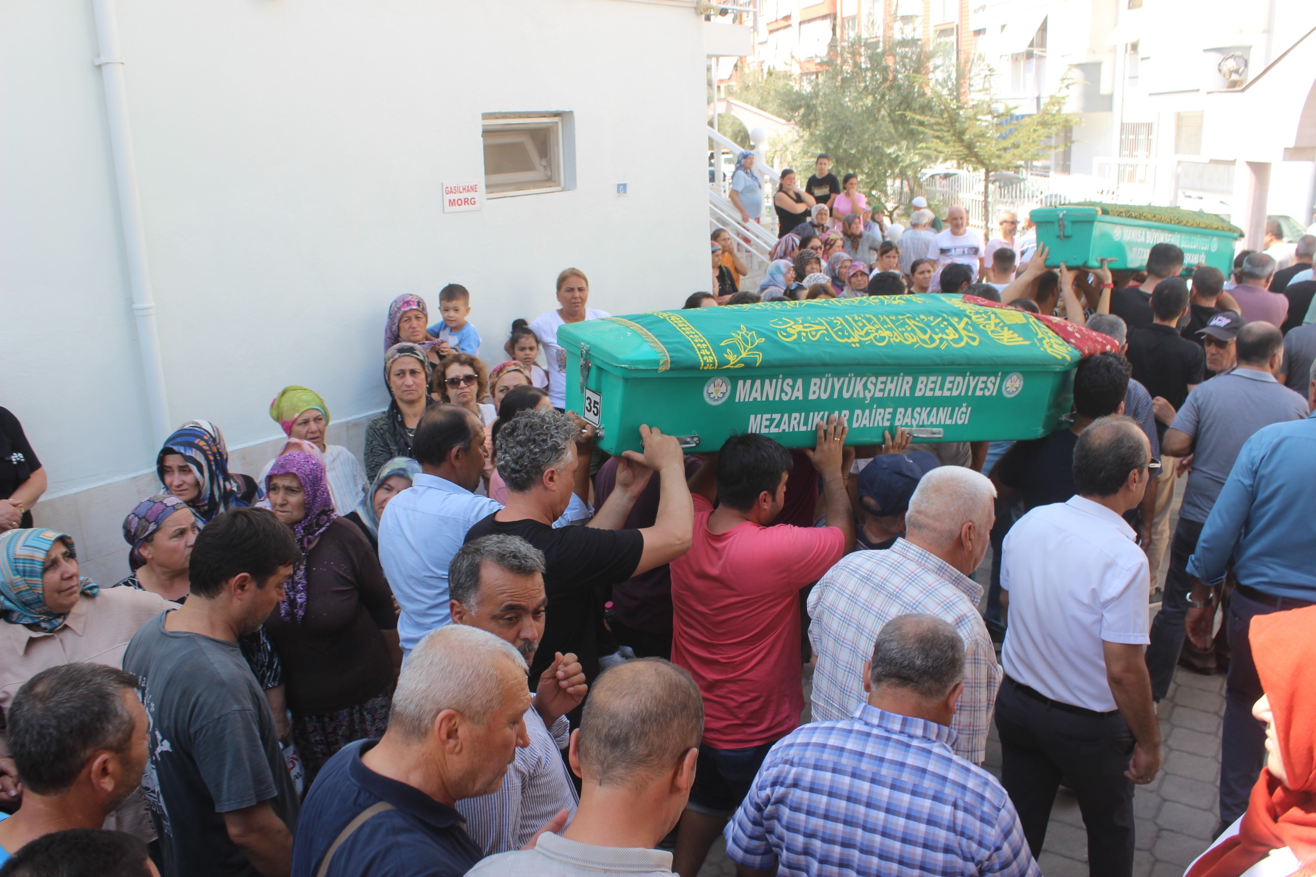 Annenin Feryatları Yürekleri Dağladı; Üç Çocuğunu Aynı Anda Toprağa Verdi (9)