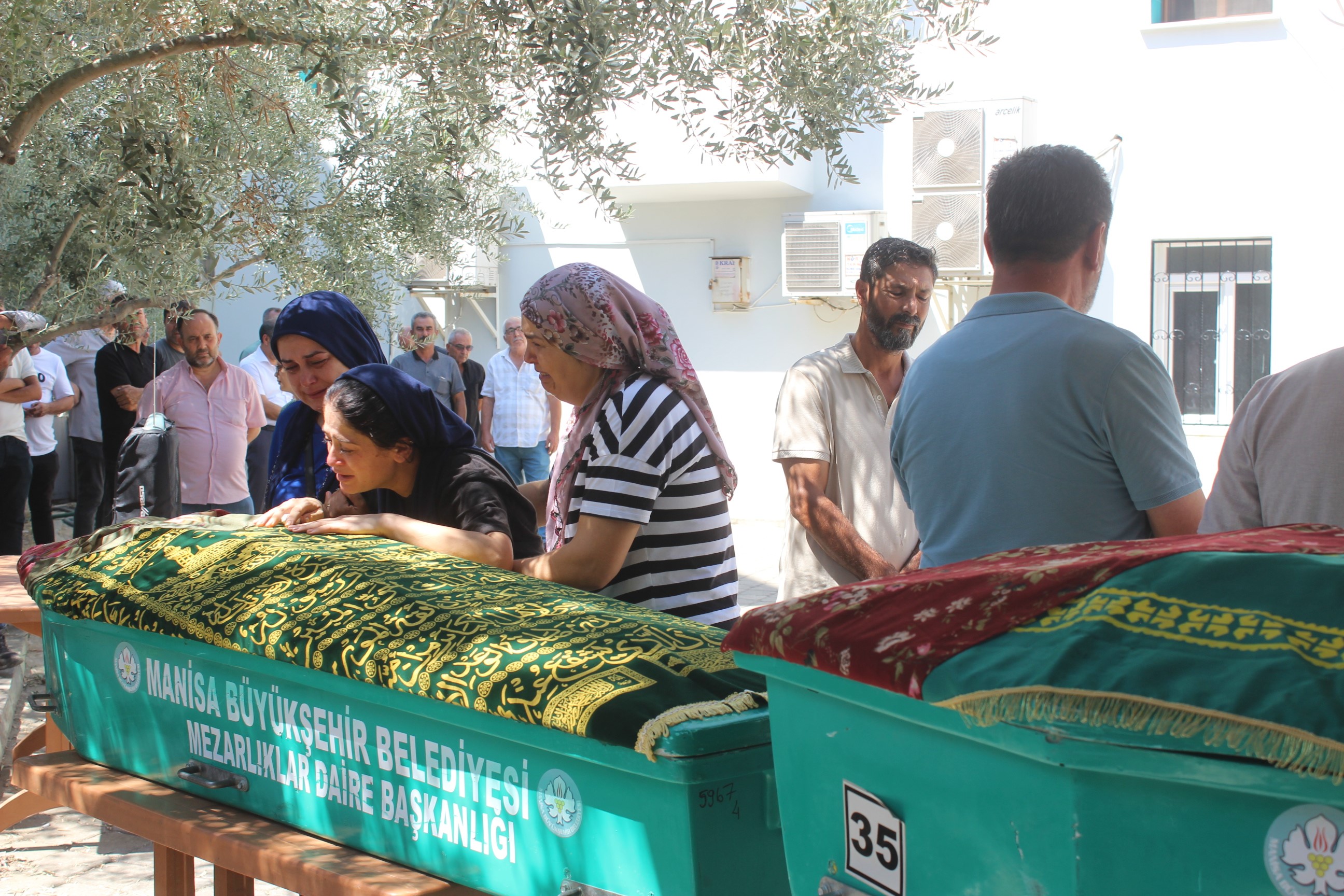 Annenin Feryatları Yürekleri Dağladı; Üç Çocuğunu Aynı Anda Toprağa Verdi