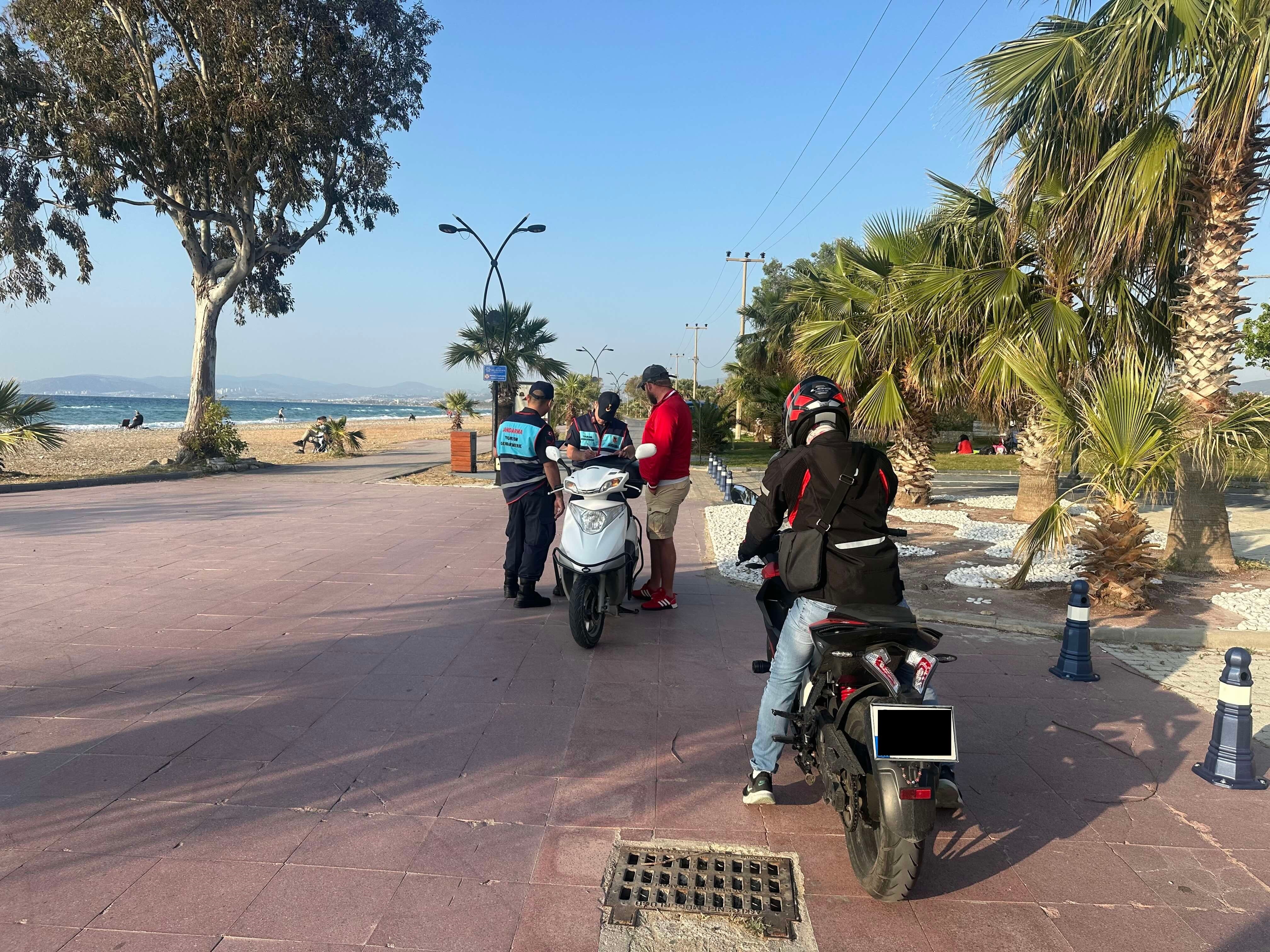 Aydın Kuşadası'nda Jandarmadan Bisiklet Yolu Denetimi