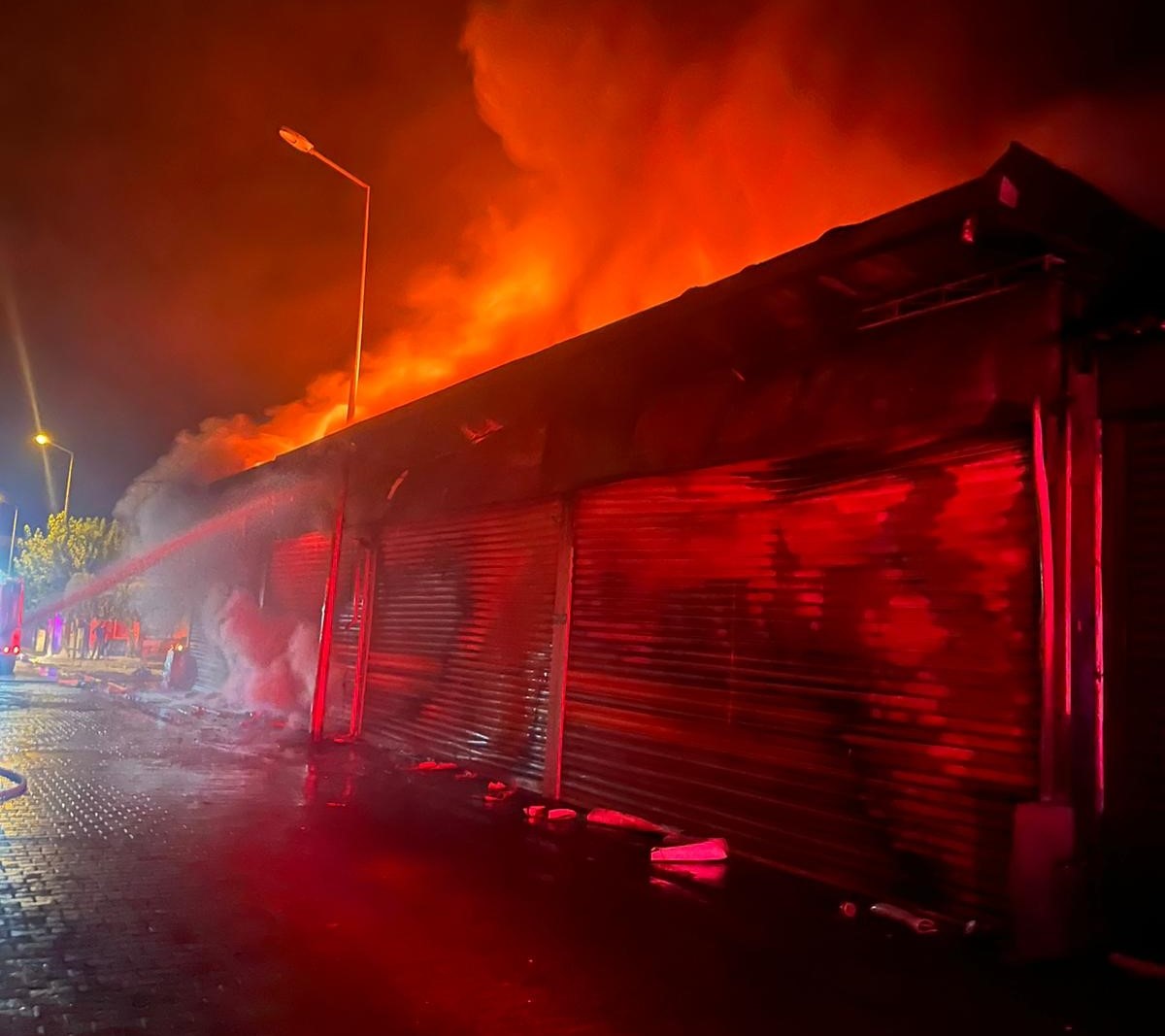 Aydın'da Alevler Geceyi Aydınlattı, 4 Dükkan Küle Döndü, 1 Kişi Yaralandı