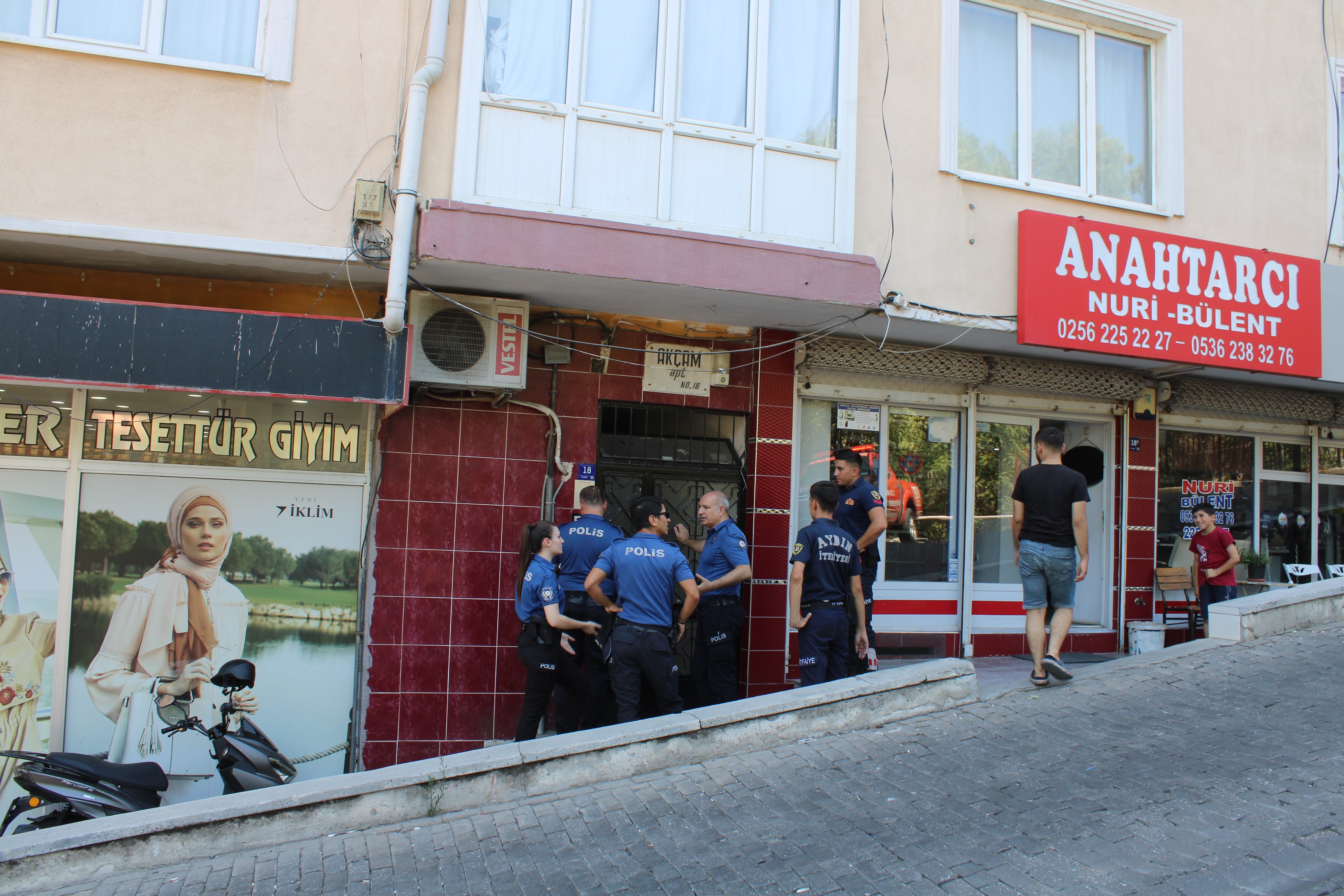 Aydın'da Annesini Odaya Kitledi, Ekipler Eve Camdan Girdi (3)