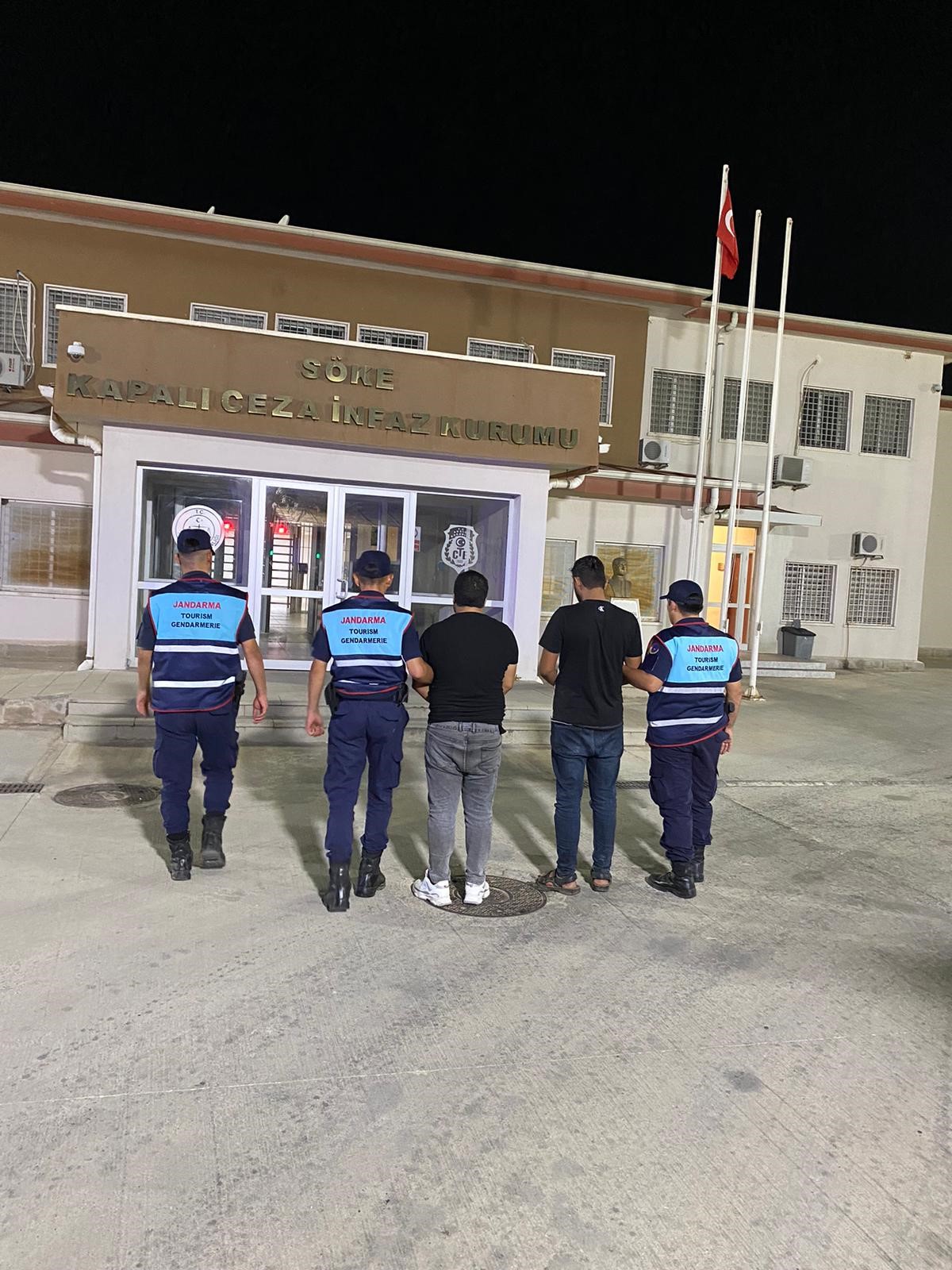 Aydın'da Operasyon; 57 Göçmen, 2 Organizatör Yakalandı