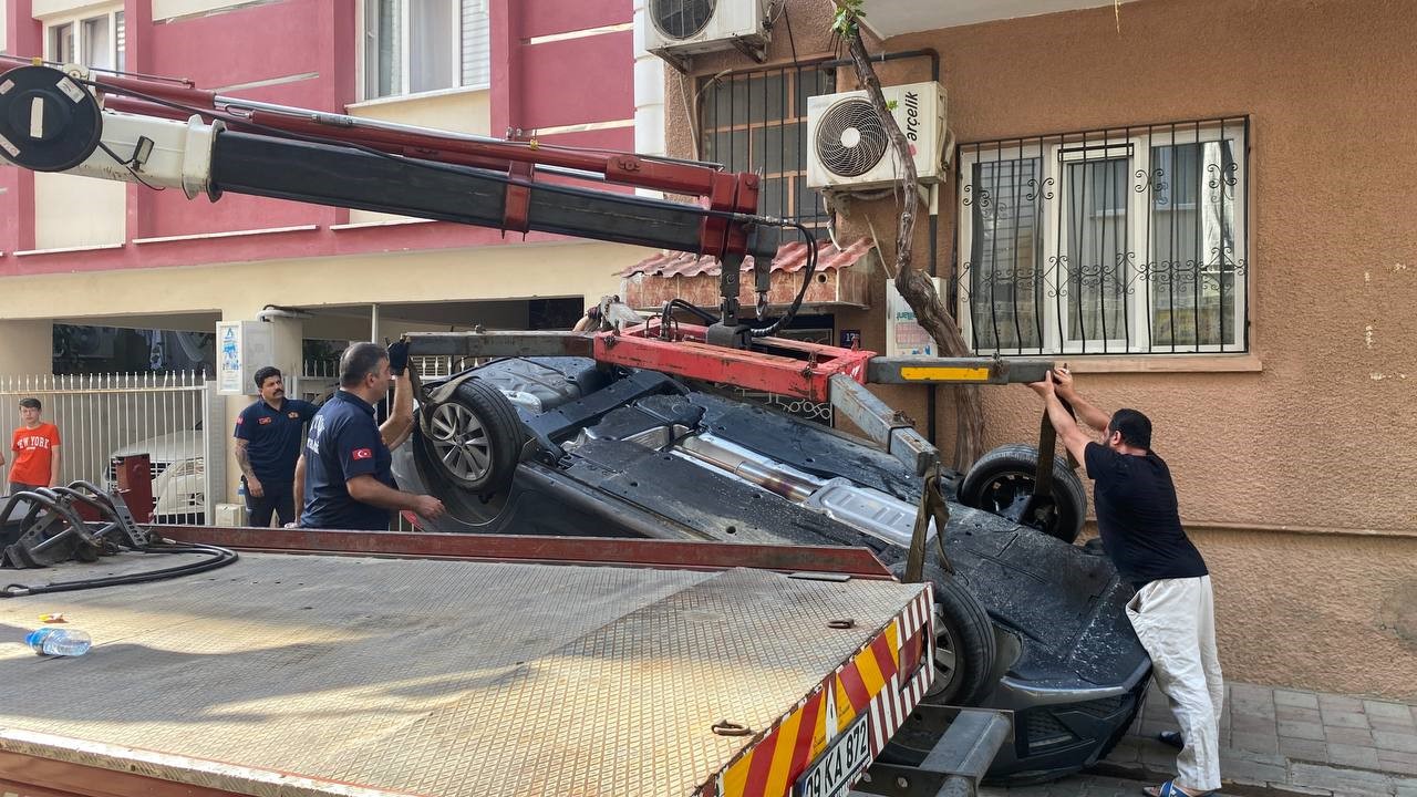 Aydın'da Park Halindeki Araca Çarptı, Ters Döndü (5)