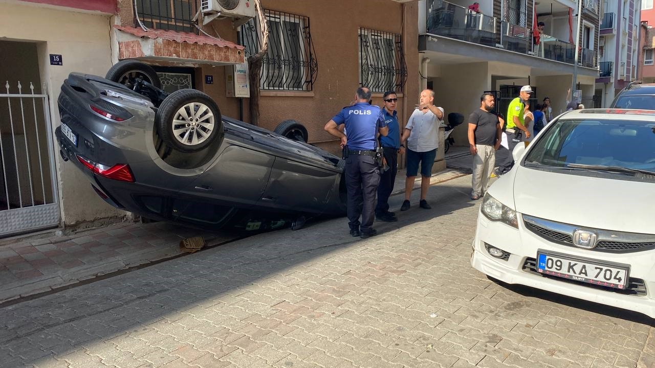 Aydın'da Park Halindeki Araca Çarptı, Ters Döndü