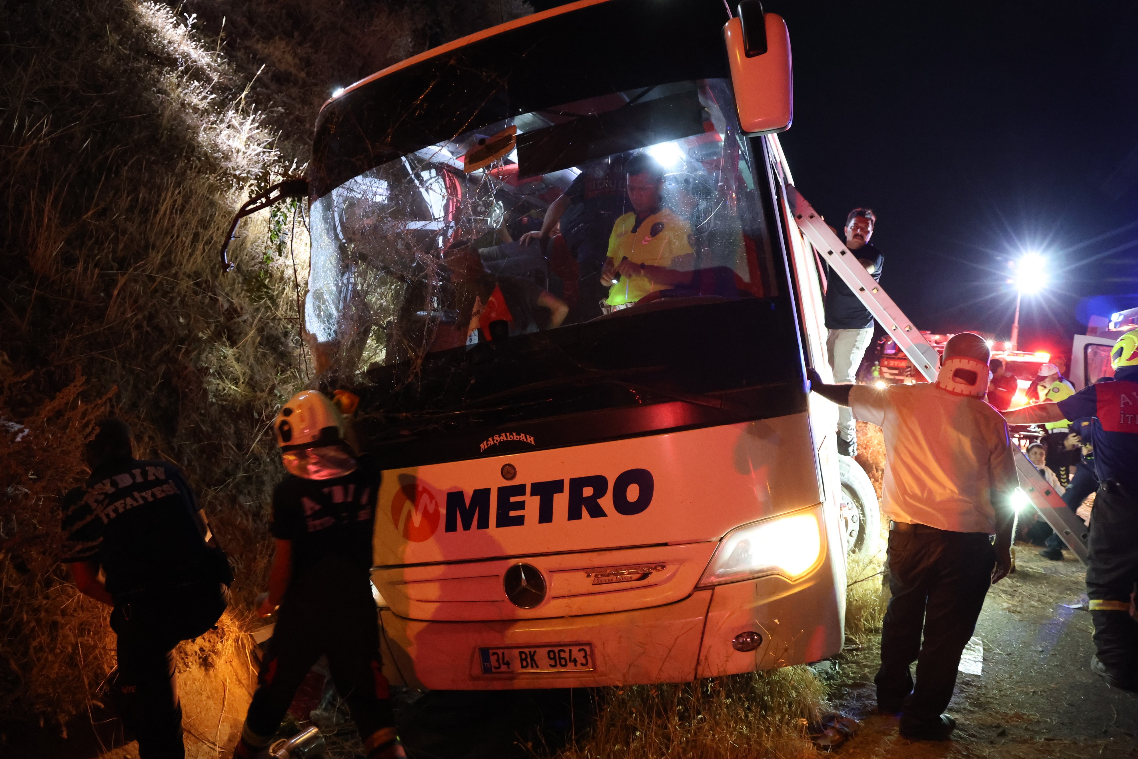 Aydın'da Yolcu Otobüsü Yan Yattı; 1 Ölü 10 Yaralı (2)