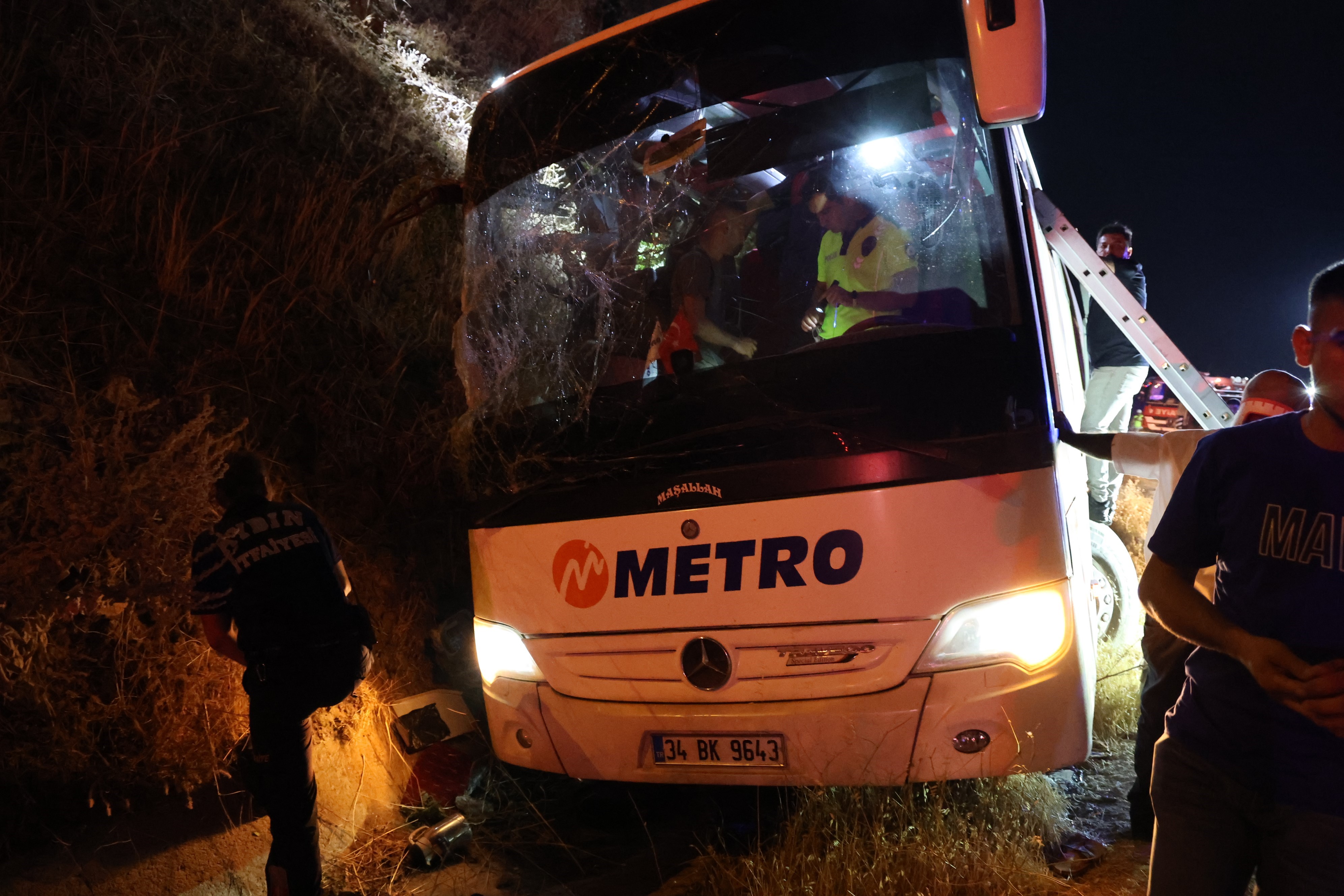 Aydın'da Yolcu Otobüsü Yan Yattı; 1 Ölü 10 Yaralı (8)