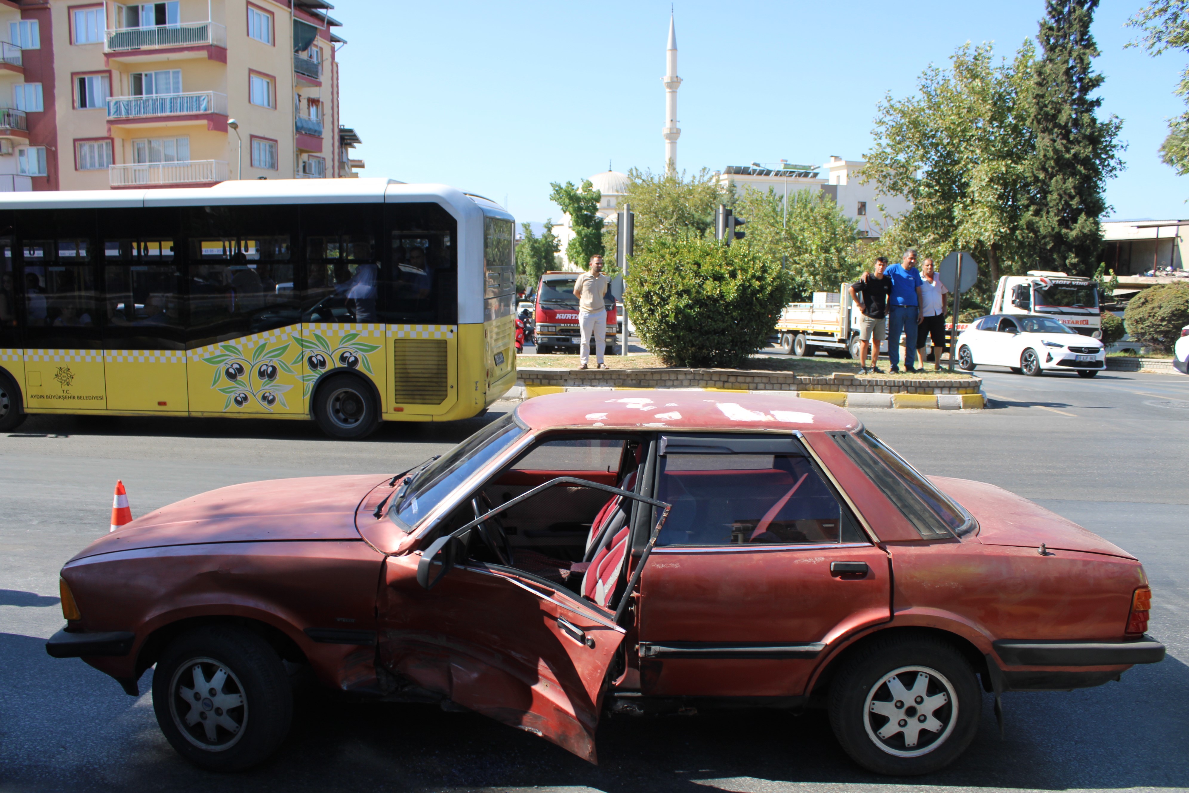 Aydın'daki Kazada Sıkışan Sürücüyü Itfaiye Kurtardı (5)