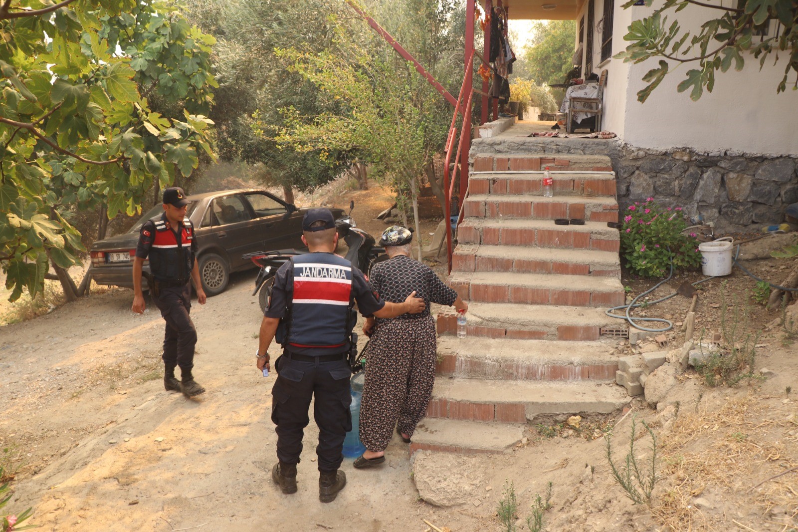 Aydın'daki Yangında Dağ, Taş Yandı; Türk Bayrağı Alevlerden Korundu (5)