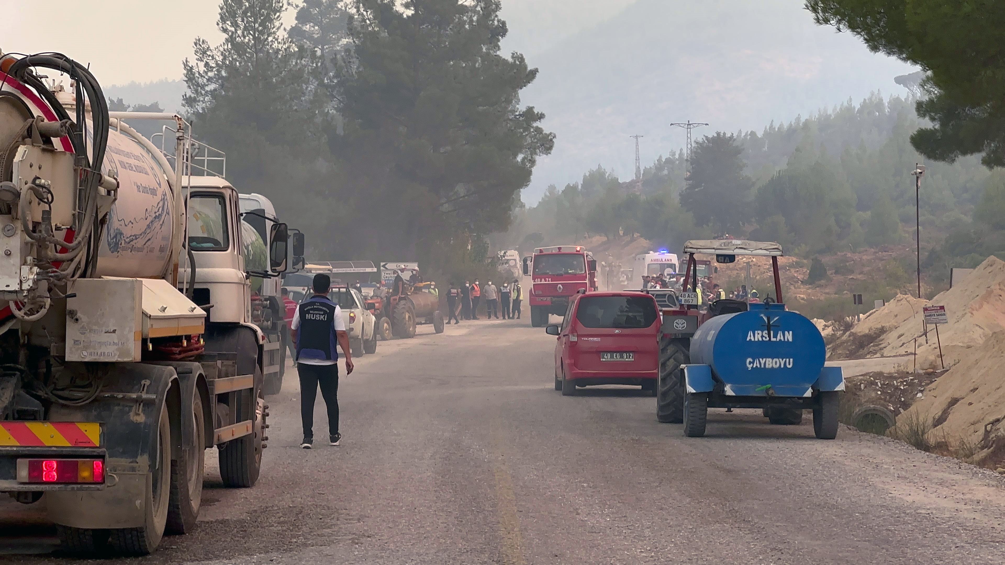 Aydın'daki Yangında Ormancıların Kritik Hamlesiyle Bir Mahalle Kurtarıldı (3)