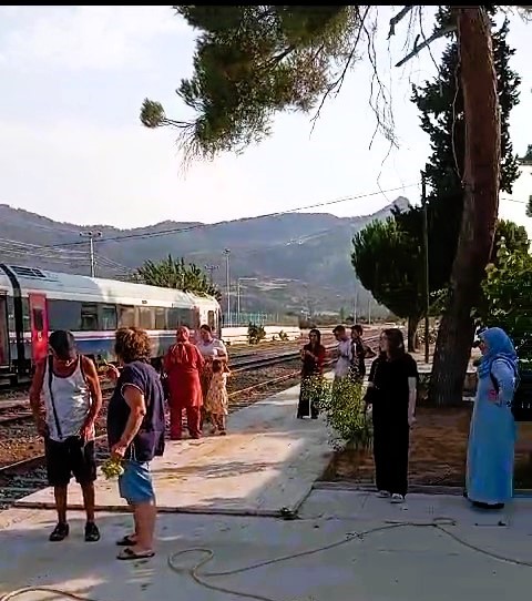 Aydın'dan Geçen Tren Yolda Kaldı (2)