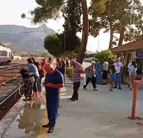 Aydın'dan Geçen Tren Yolda Kaldı (4)