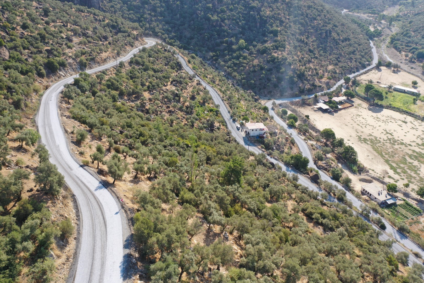 Çerçioğlu Söke'nin Dört Bir Yanında Yol Yapım Çalışmalarına Devam Ediyor