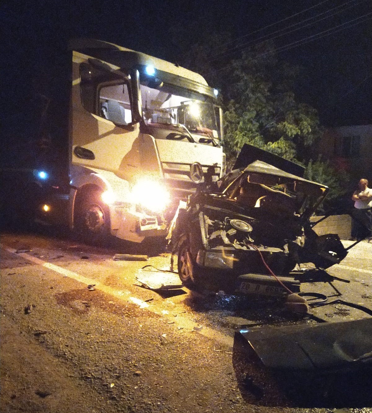 Kaza Yapan Otomobillere Tır Çarptı; Hayatını Kaybetti