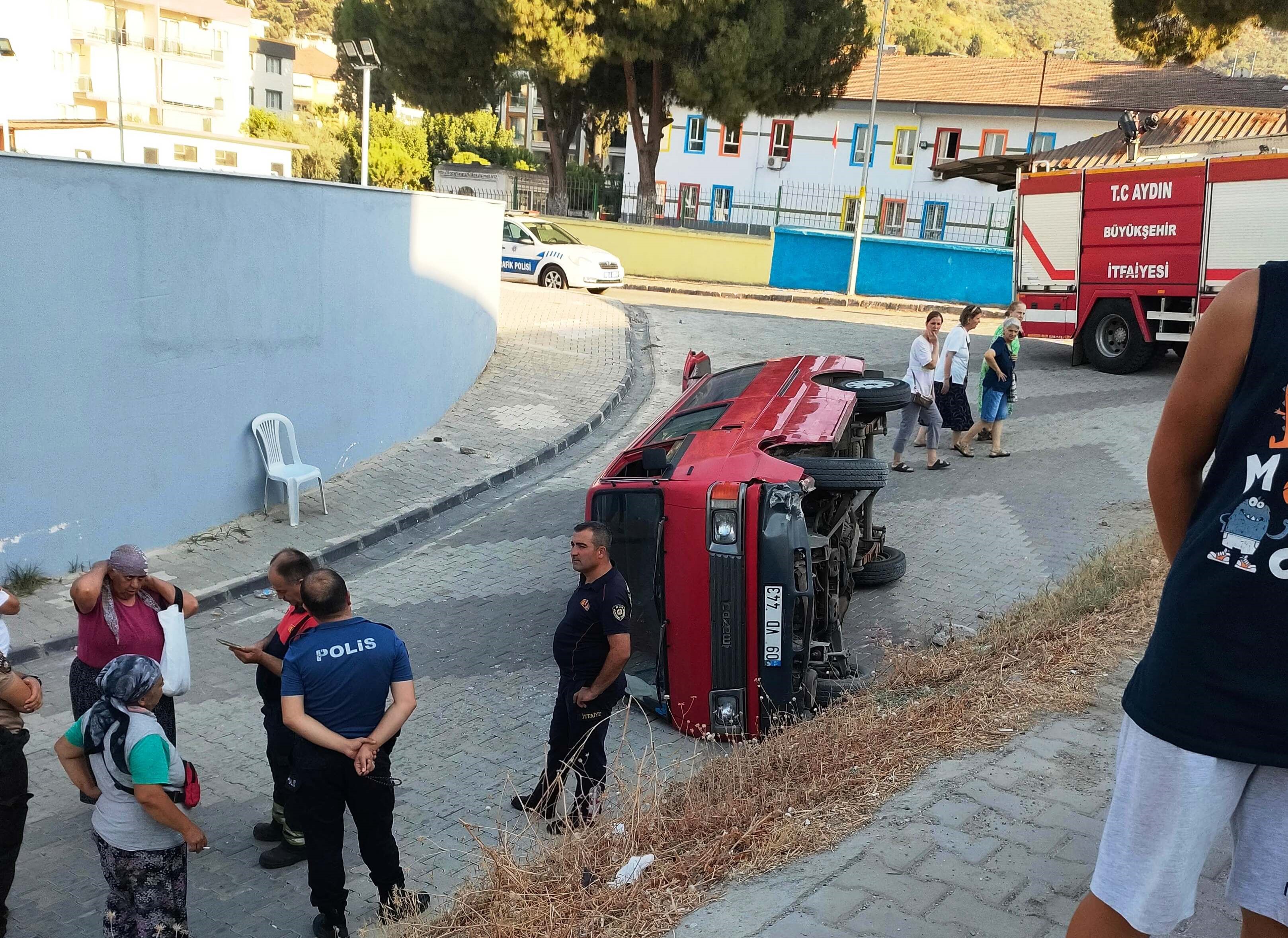 Aydın Koçarlı'da Kamyonet Devrildi (4)