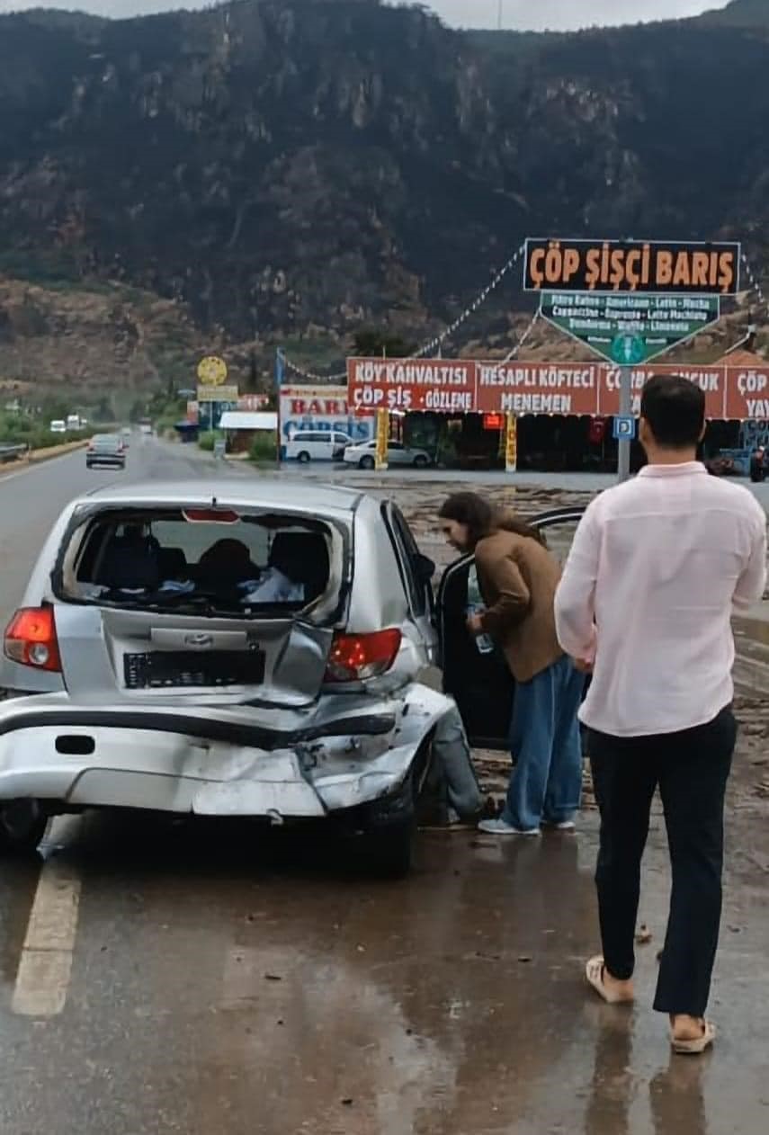 Aydın Söke'de Sağanak Yağış Kaza Getirdi; 3 Kişi.. (2)