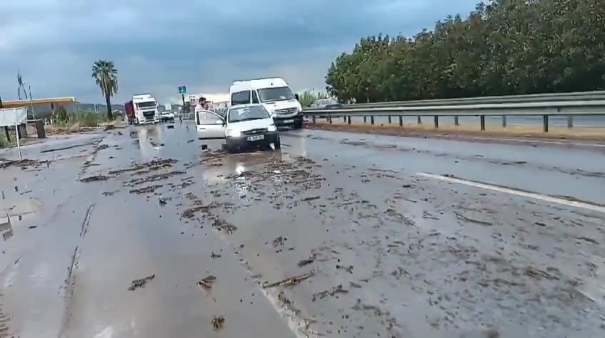 Aydın Söke'de Sağanak Yağış Kaza Getirdi; 3 Kişi.. (3)